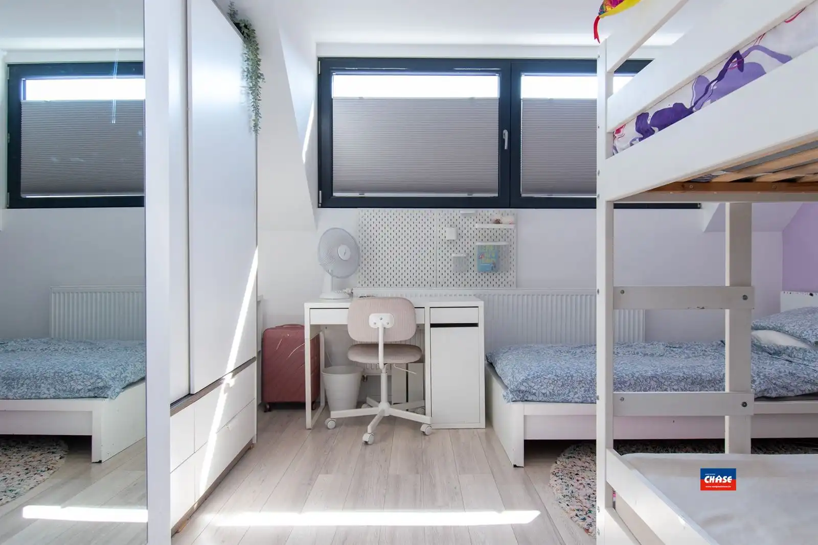 Gerenoveerde woning met terras, drie slaapkamers en garage foto 17