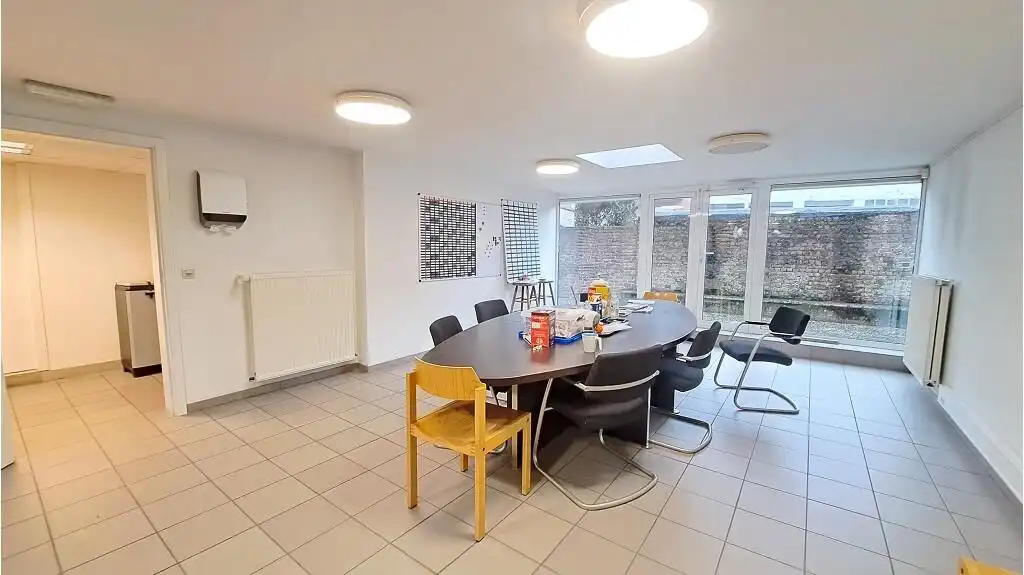 Ruime kantoor- of handelsruimte te huur in Zeebrugge foto 15