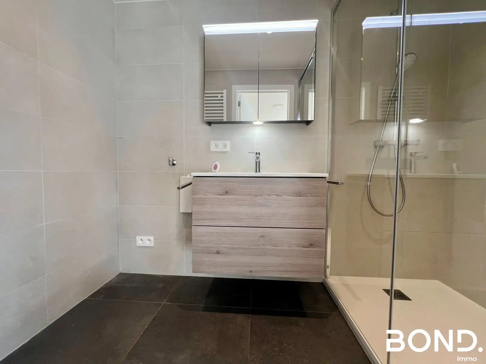 Gerenoveerd 1-slaapkamer appartement met garagebox te huur foto 11