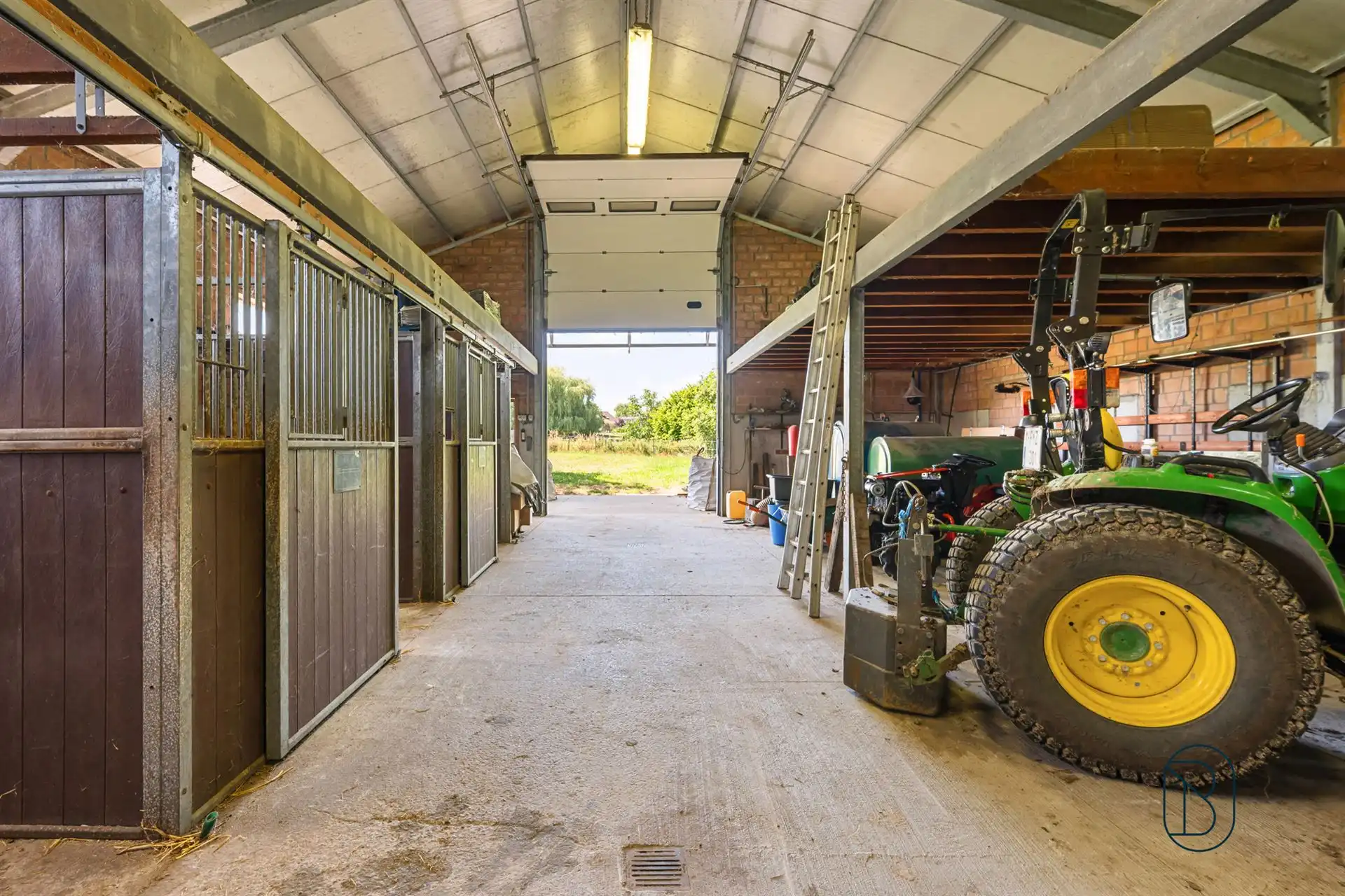 Volledig omheinde weide met grote paardenstalling foto 7