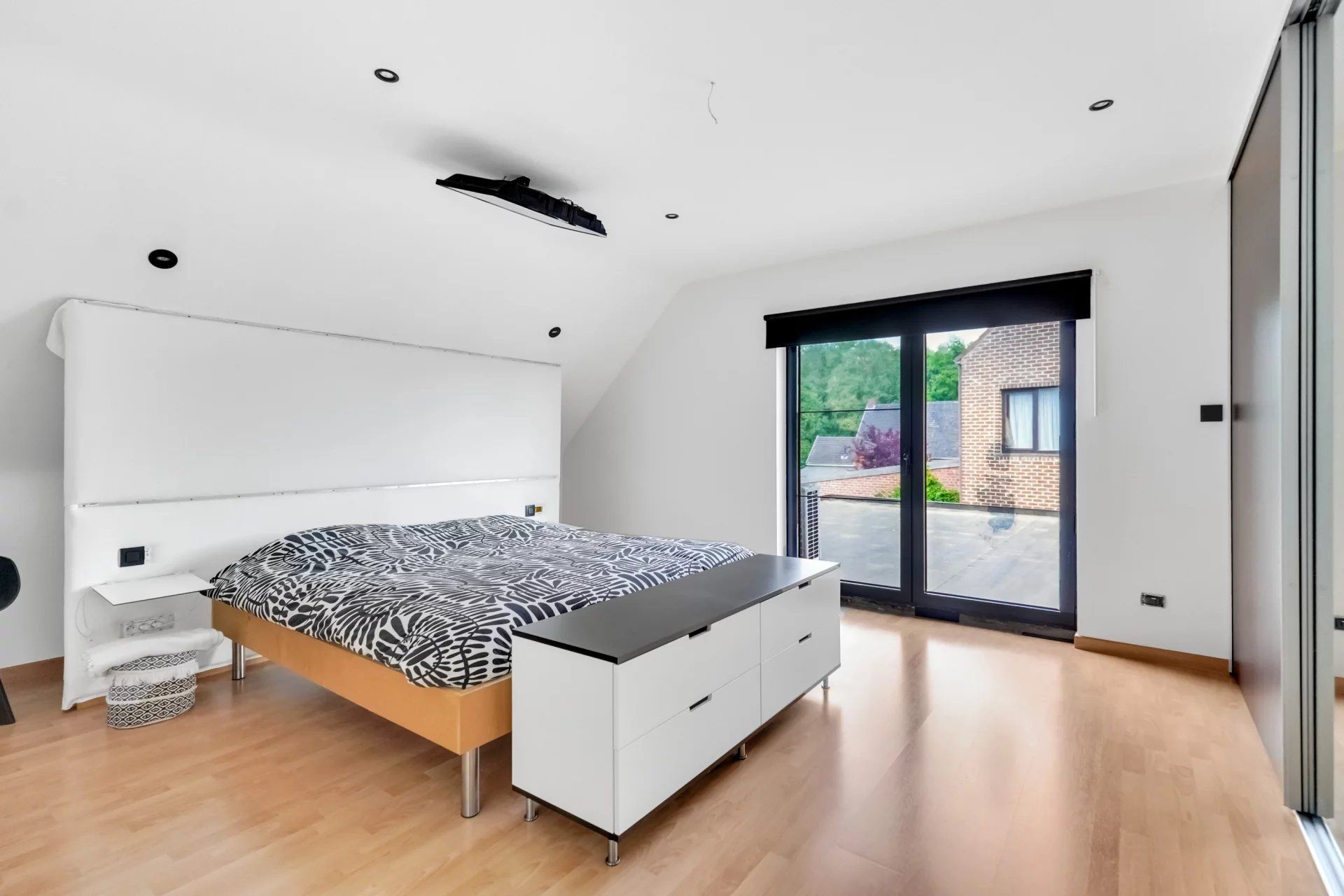 Ruime woning met zwembad op mooi groot perceel foto 22