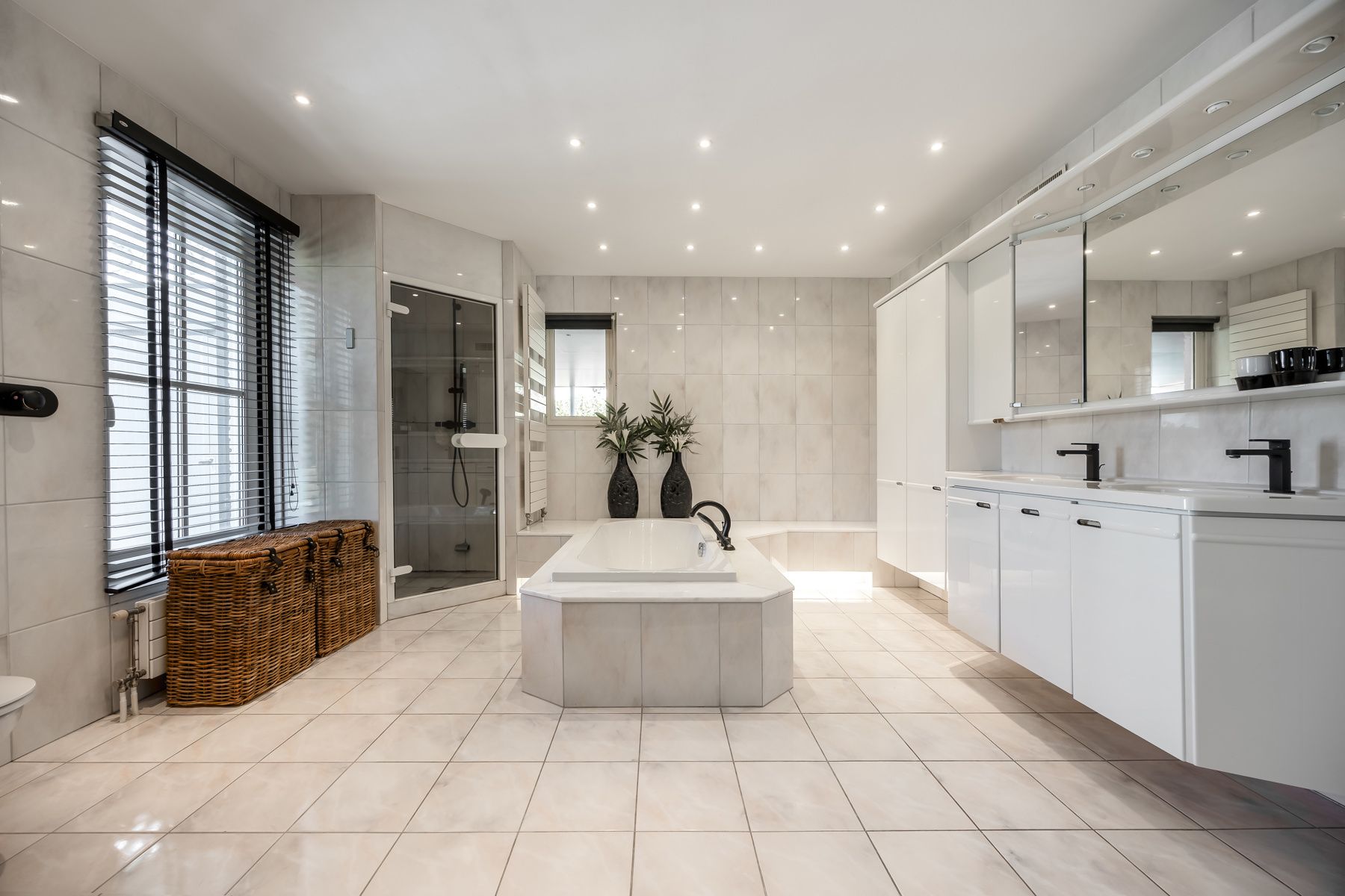 Tijdloze, verrassend ruime villa op grondstuk van 2000m2 foto 17