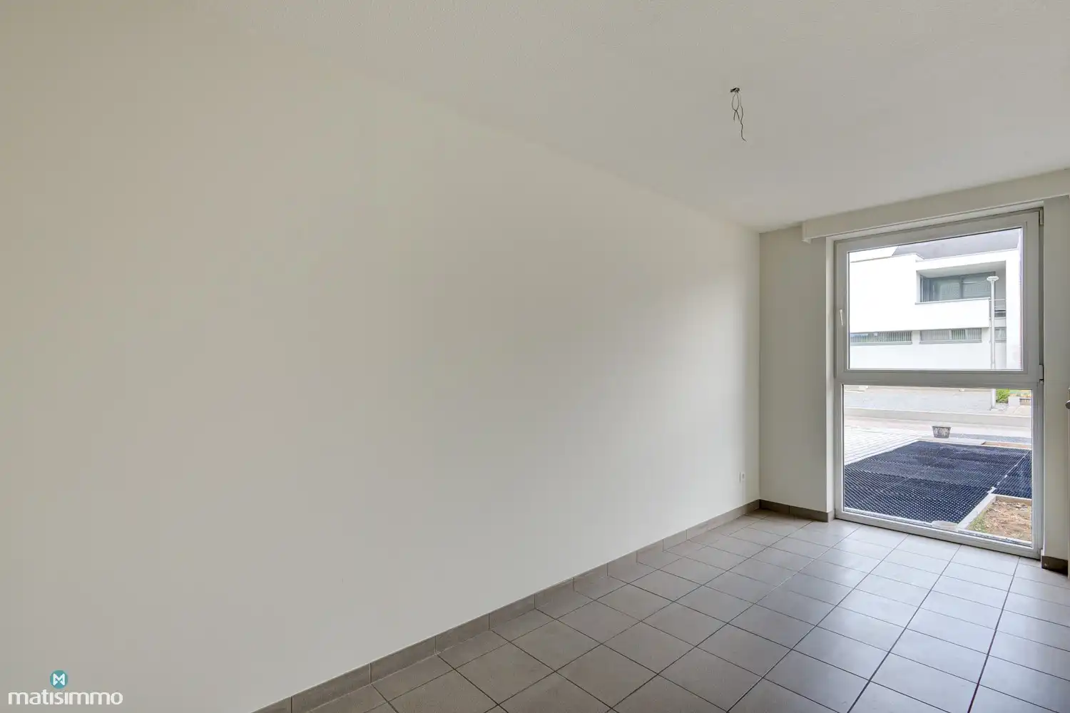 INSTAPKLAAR GELIJKVLOERS APPARTEMENT MET 2 SLAAPKAMERS, BERGING EN AUTOSTAANPLAATS NABIJ HET CENTRUM VAN BILZEN foto 12