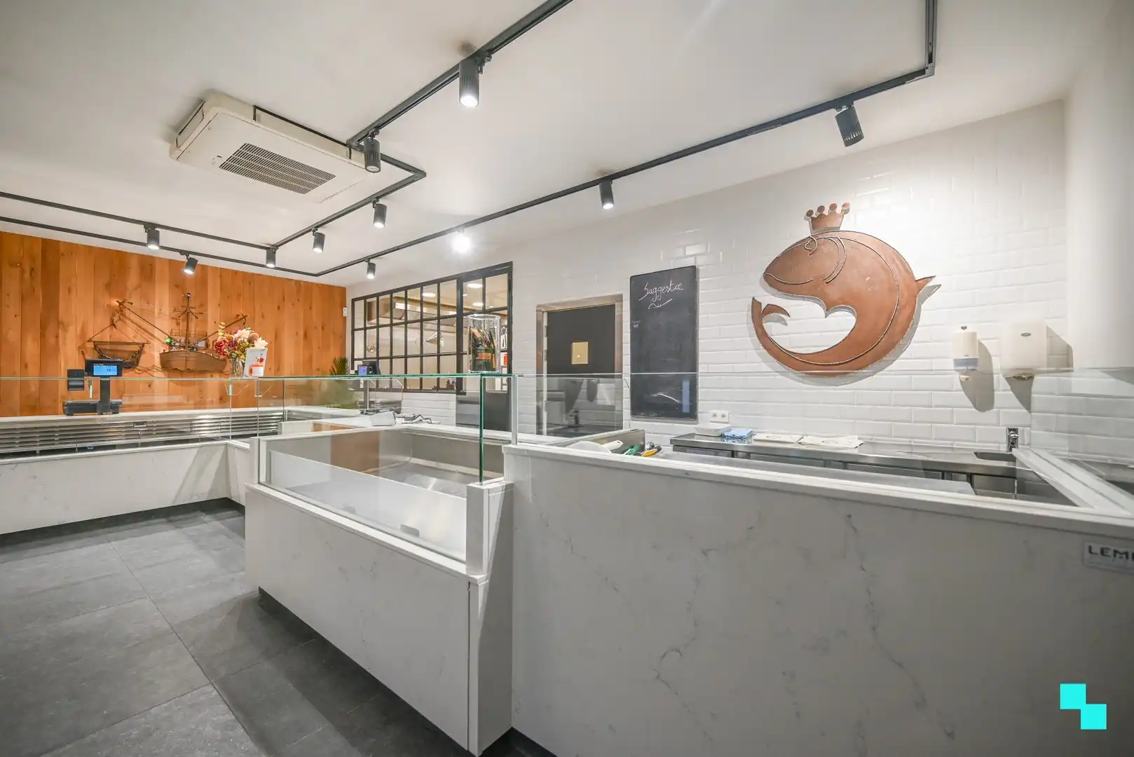 Woonst met bijhorende handelszaak en loods in Anzegem! foto 2