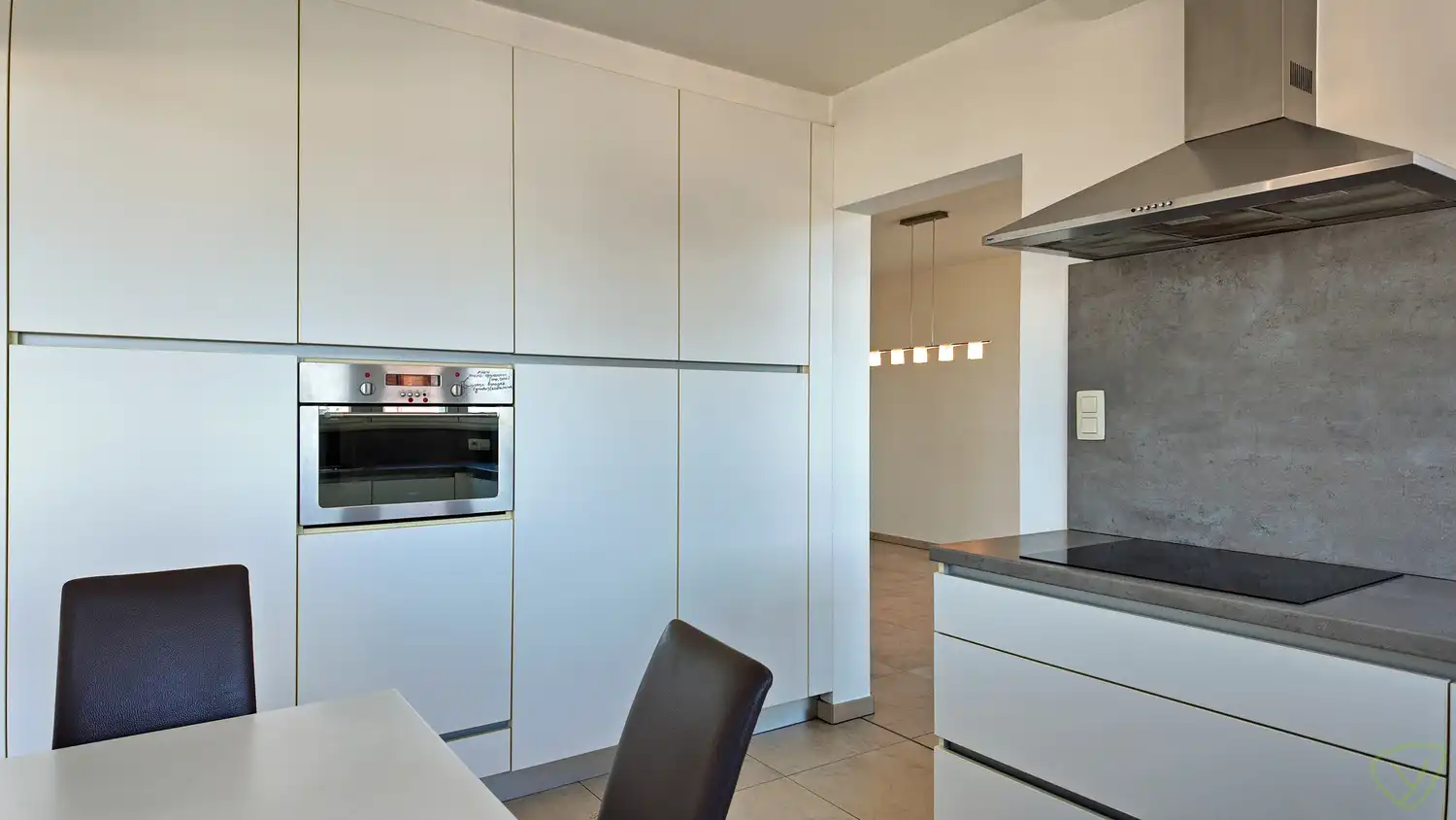 Lichtrijk appartement met panoramisch uitzicht op de Markt van Eeklo! foto 8