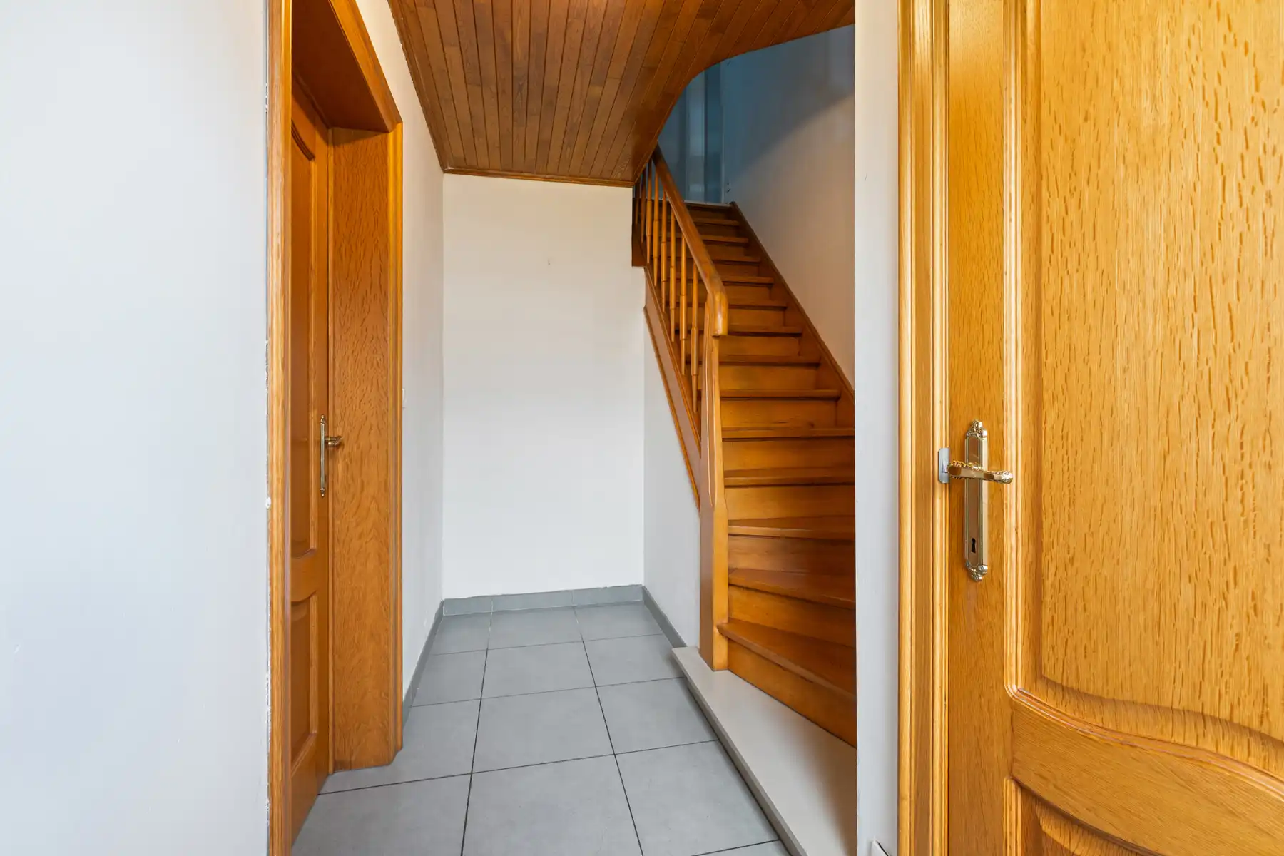 Lichtrijke woning met 4 slaapkamers, garage en verzorgde tuin. foto 6