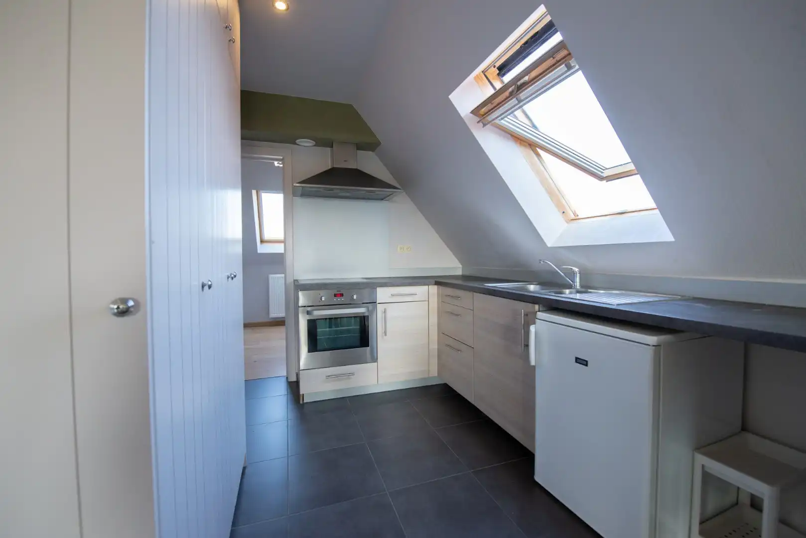 Gezellig 1 slpk dakappartement met staanplaats op centrale ligging te Sint-Joris foto 8