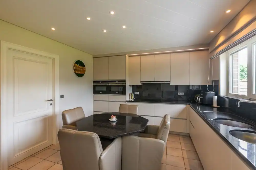 Ruime halfopen woning met garage, carport en tuin foto 12
