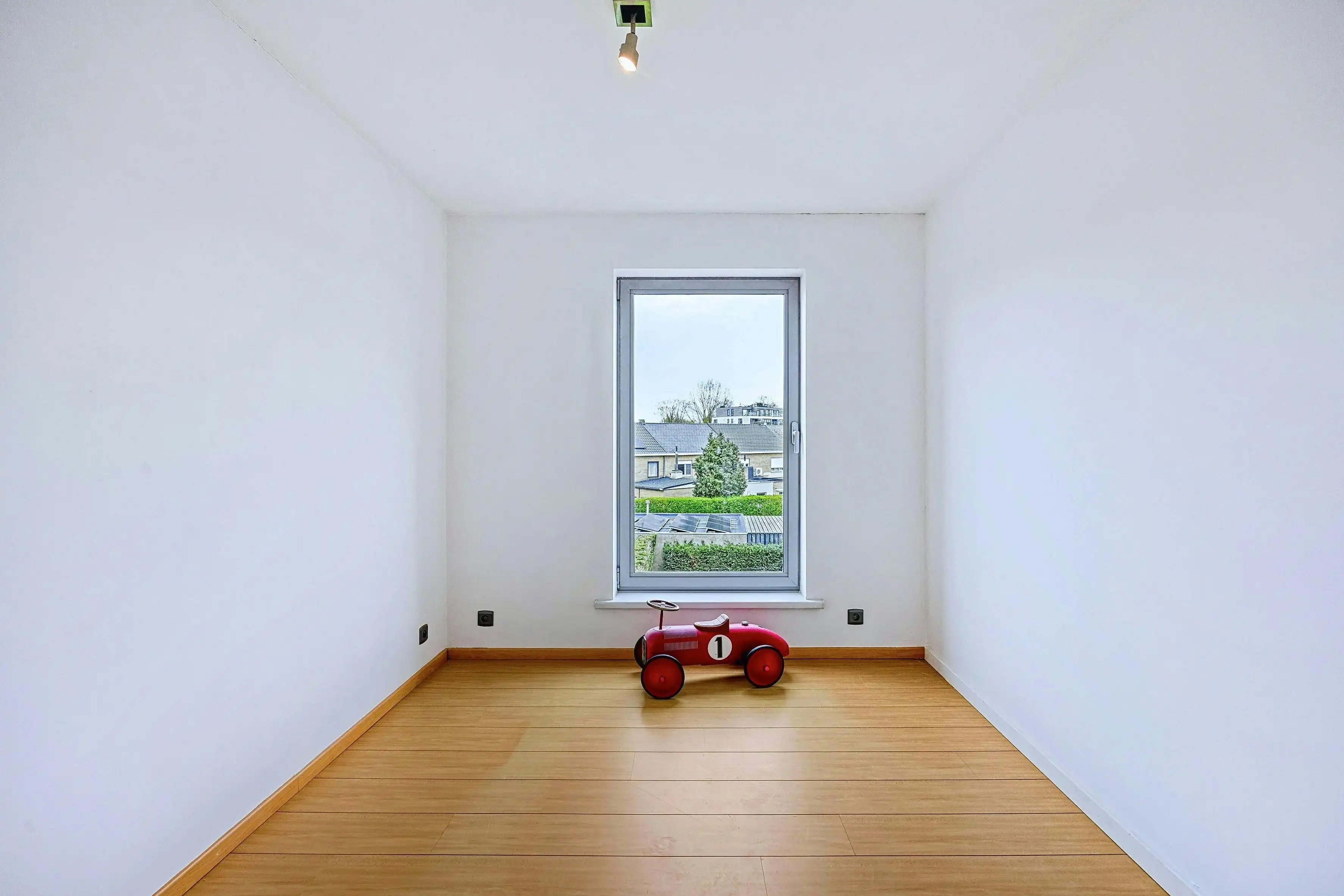 Instapklare bel-etage met 3 slaapkamers en zonnige tuin in hartje Eeklo foto 22