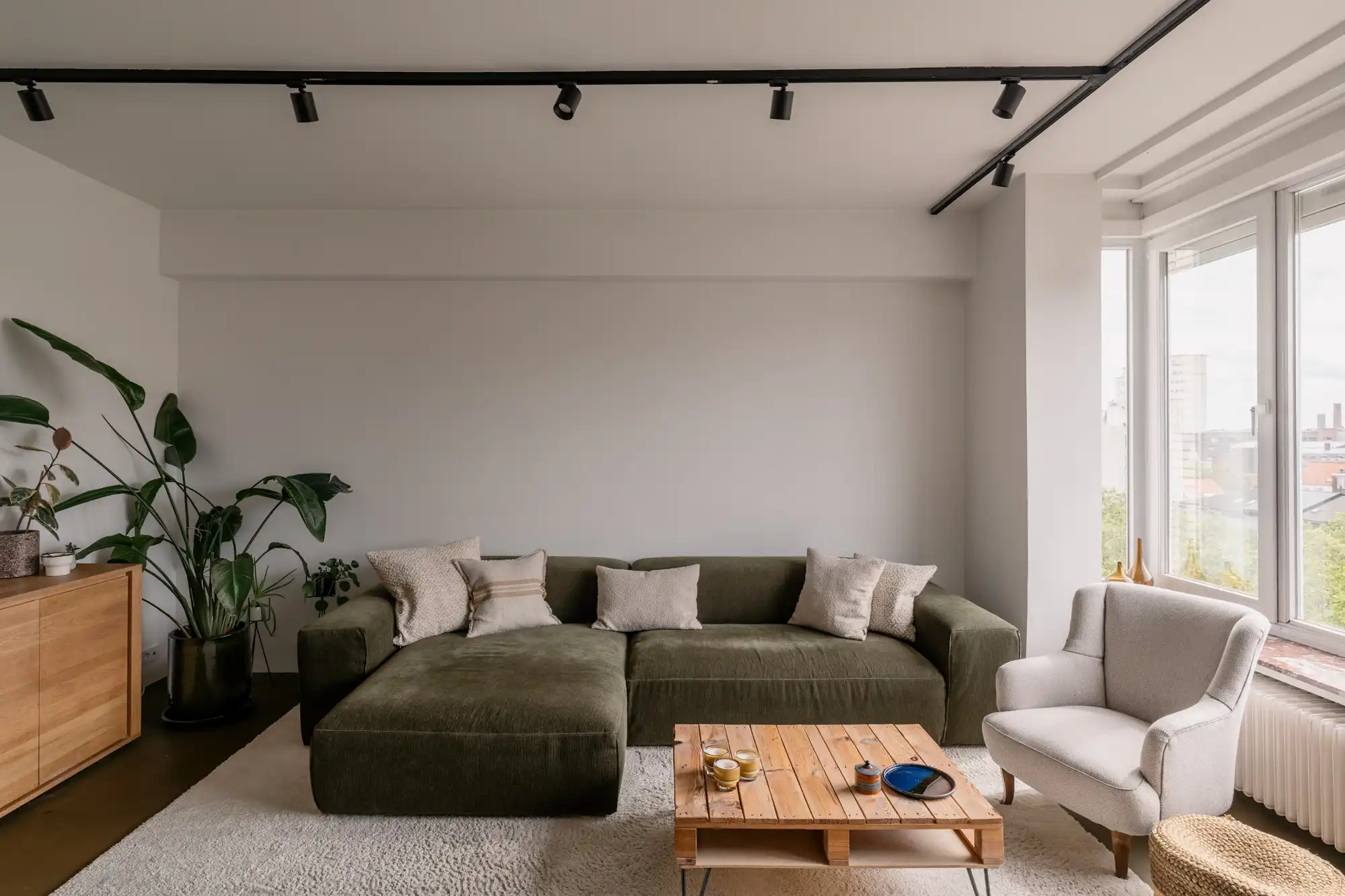 Een architecturaal penthouse met zicht op groene kruinen en het Koninklijk Museum van Schone Kunsten foto 2