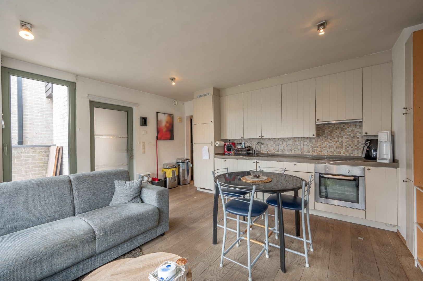 Appartement met 2 slaapkamers, terras en staanplaats. foto 3