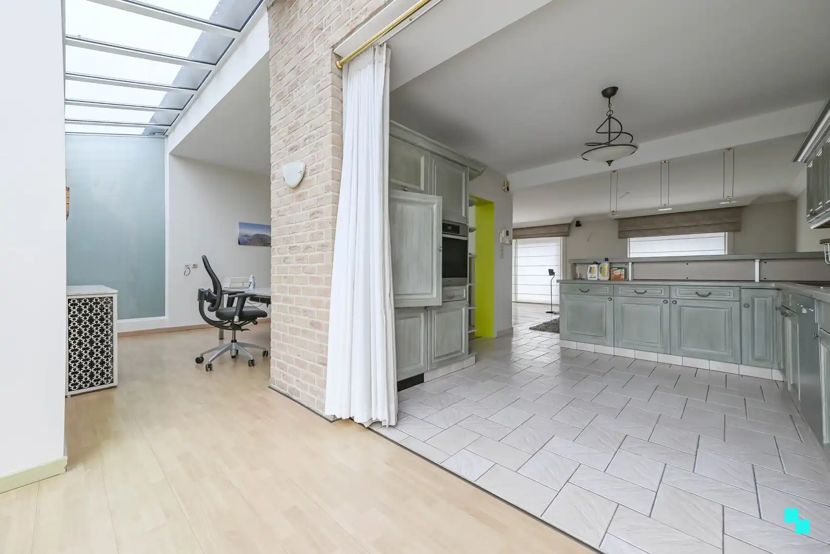 Bijzonder ruime handelswoning in centrum Lendelede foto 4