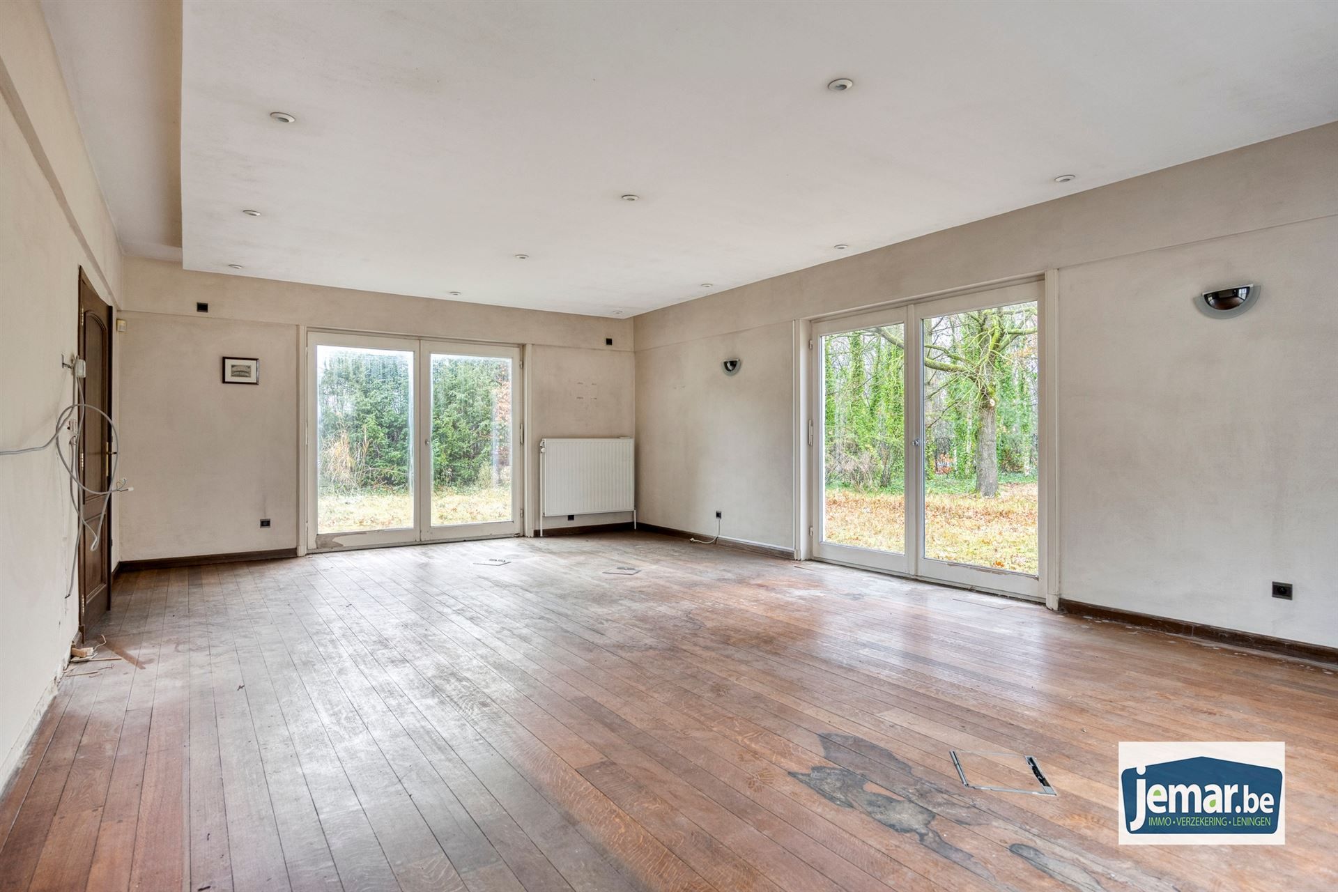 Villa met professionele opslagruimte, kelder en kantoorruimtes. foto 17