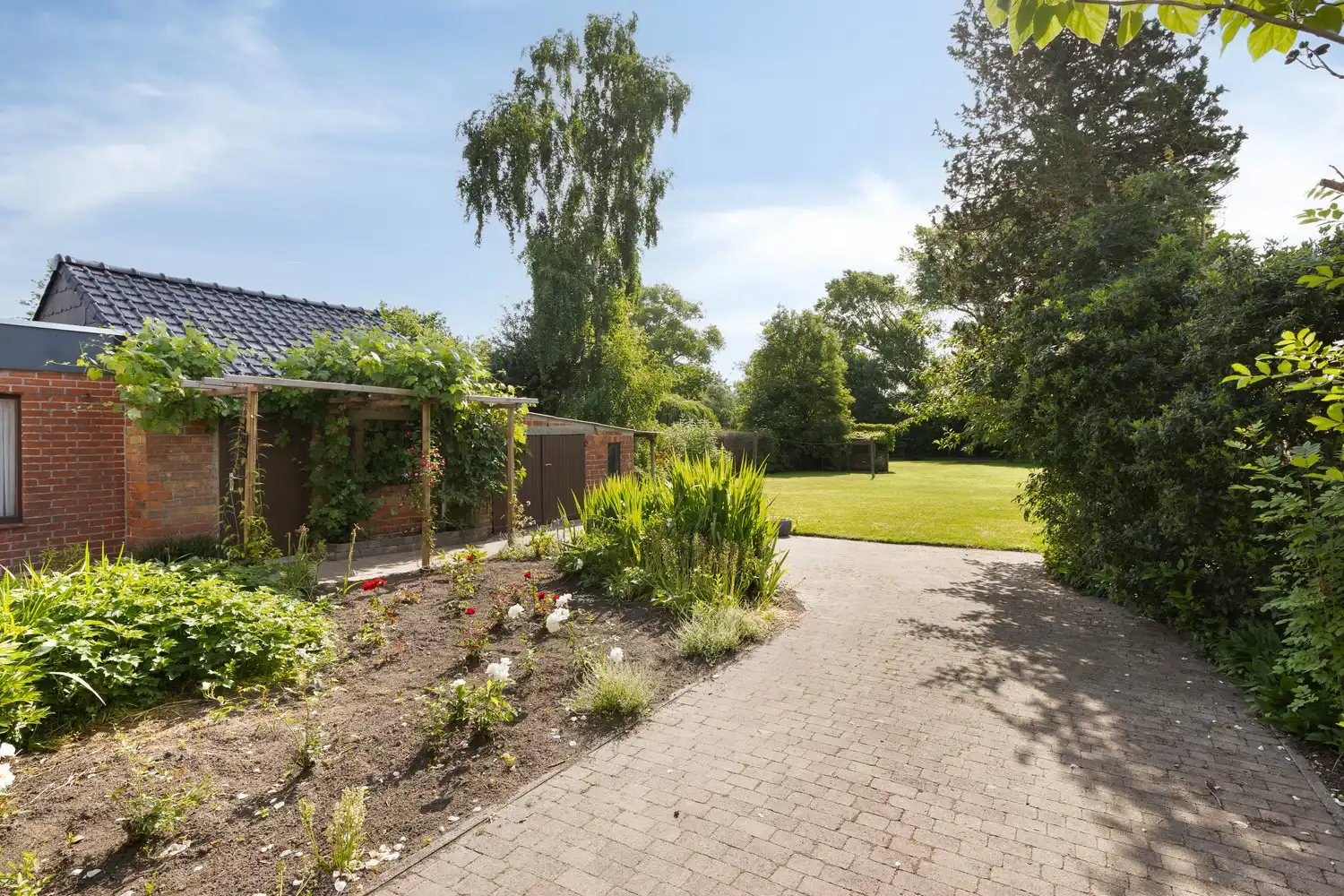 Te koop in Veldegem: Ruime gezinswoning met 5 slaapkamers, garage en riante, pittoreske tuin foto 30