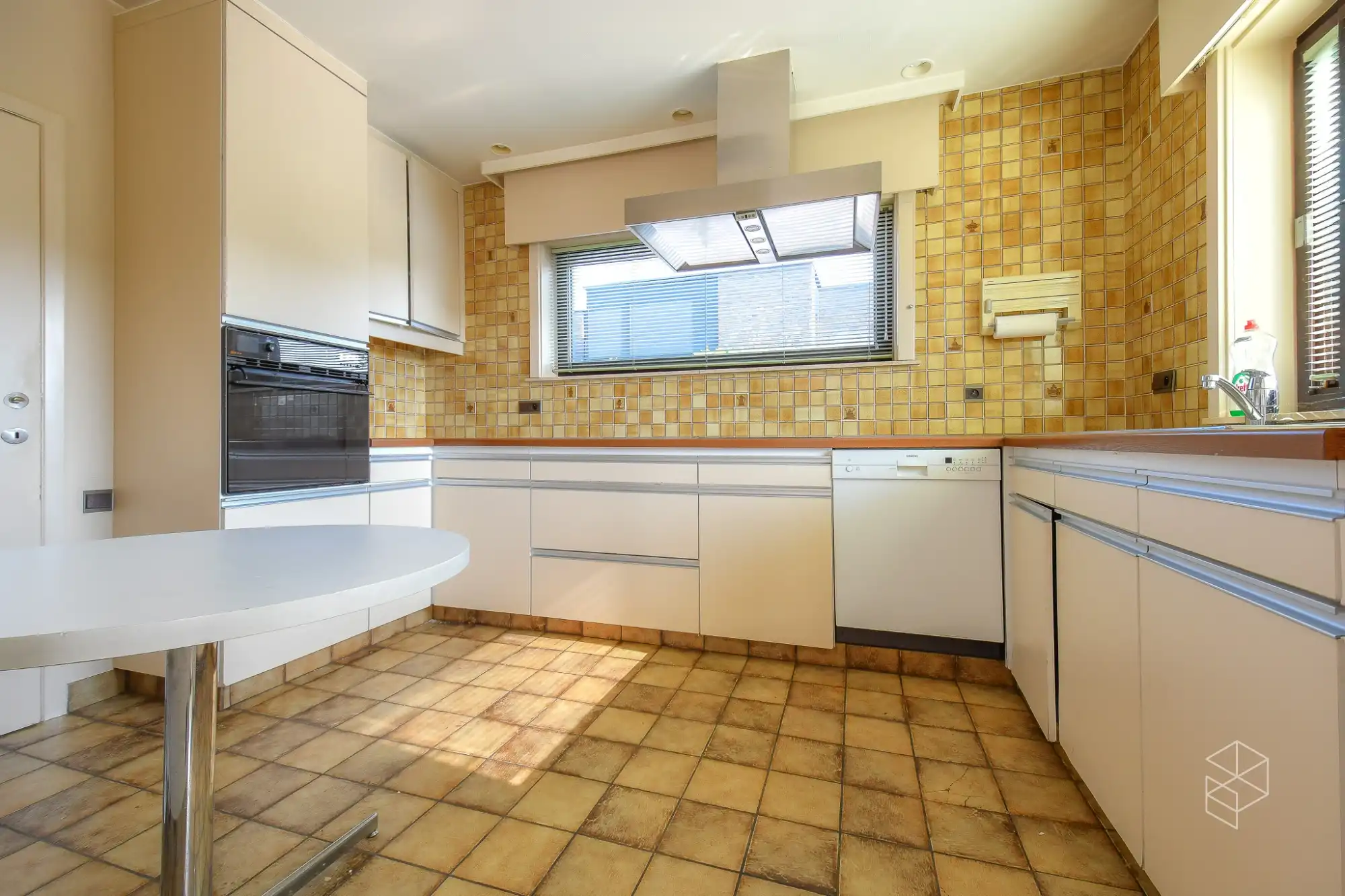Grote goed onderhouden woning met 3 slpk, tuin en grote garage foto 6