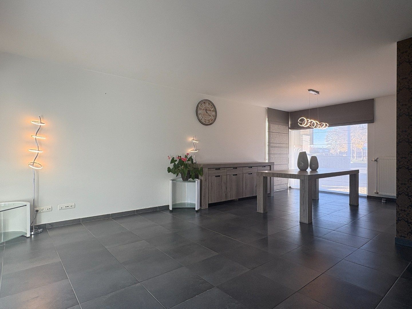 Recentbouw op uiterst rustige ligging met 3 slks, inpandige garage en grote oprit. foto 8