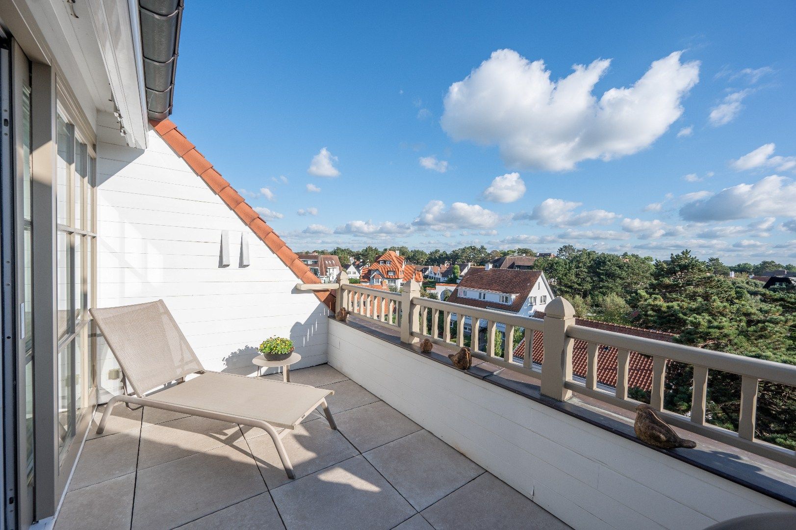 Lichtrijk duplex met zonnig terras en prachtig open uitzicht foto {{pictureIndex}}