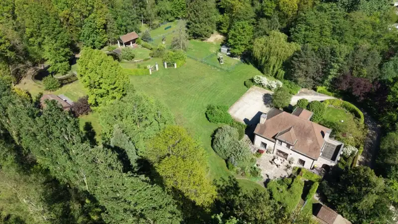 Ruime villa van 336m² op 1 hectare 45 are met vijver foto 2