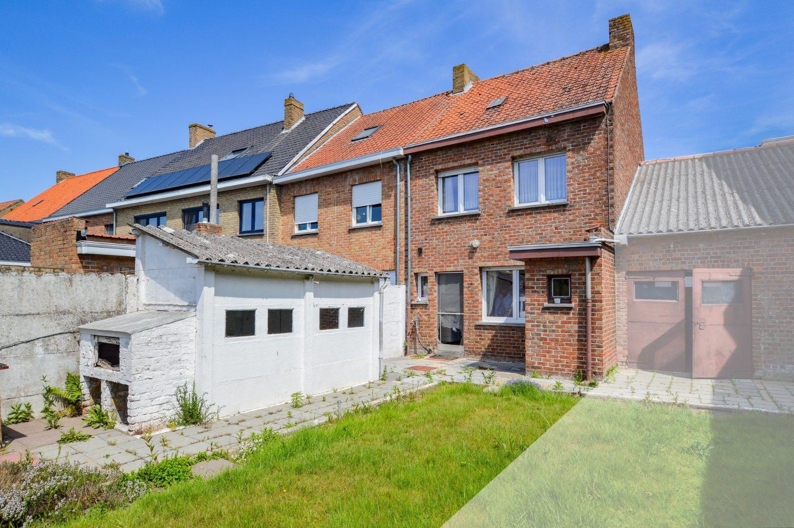 Te renoveren rijwoning in hartje Eernegem foto 6