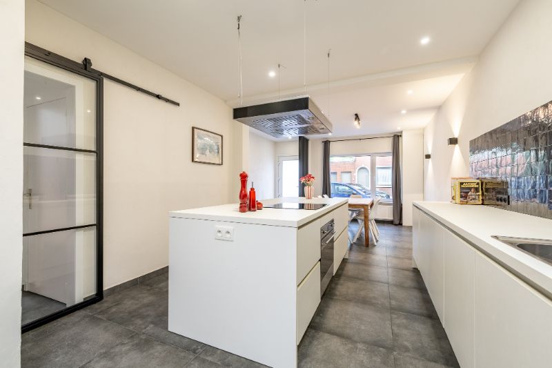 Recent gerenoveerde woning met ruime garage foto 5