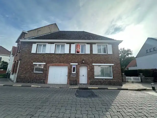 Centraal gelegen ruime woning met tuin Sint-Denijs-Westrem! foto {{pictureIndex}}