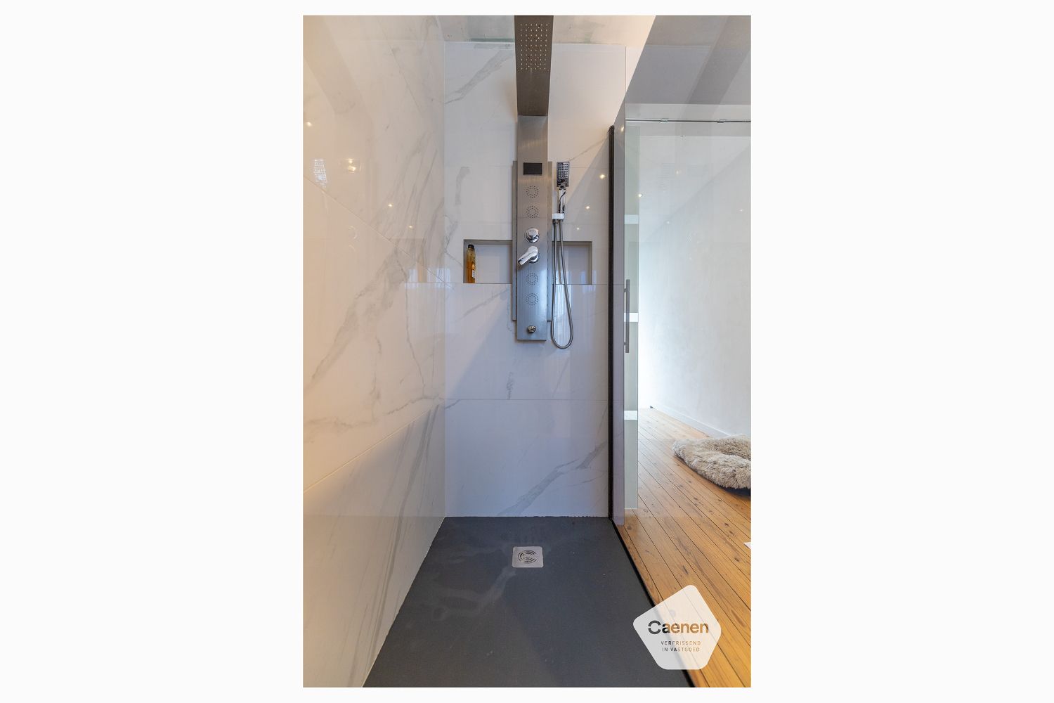 Ruime en instapklare woning met 4 slaapkamers en 3 badkamers met privé-tuin en werkplaats foto 11