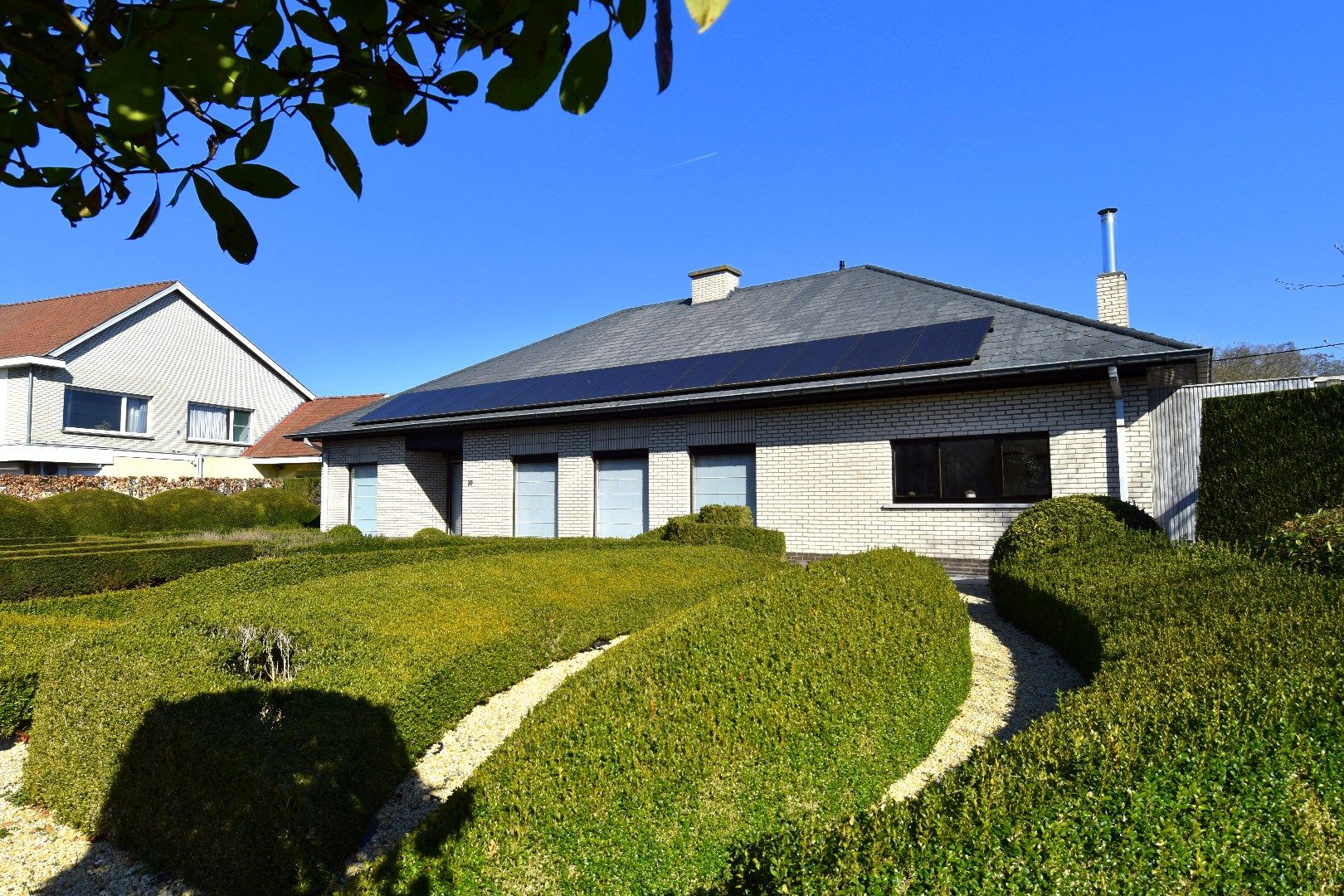 Villa met uitstraling te koop op 1922 m² grond nabij het centrum van Gullegem foto 2