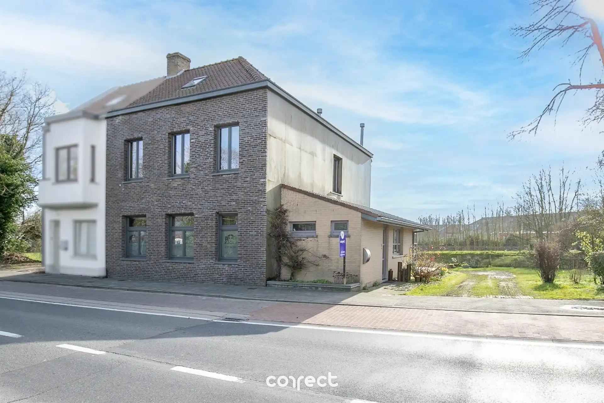 Karaktervolle, ruime gerenoveerde woning met oprit, garage en zuidgerichte tuin. foto 25