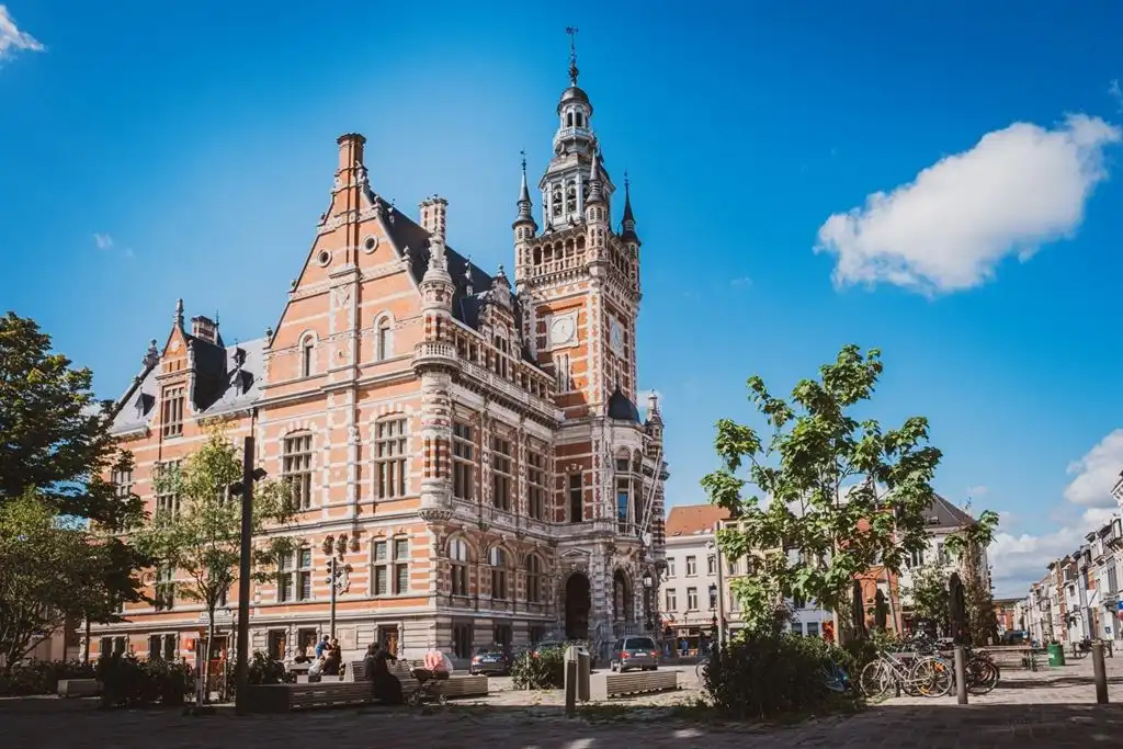 Ruime gezinswoning met groene stadskoer foto 28