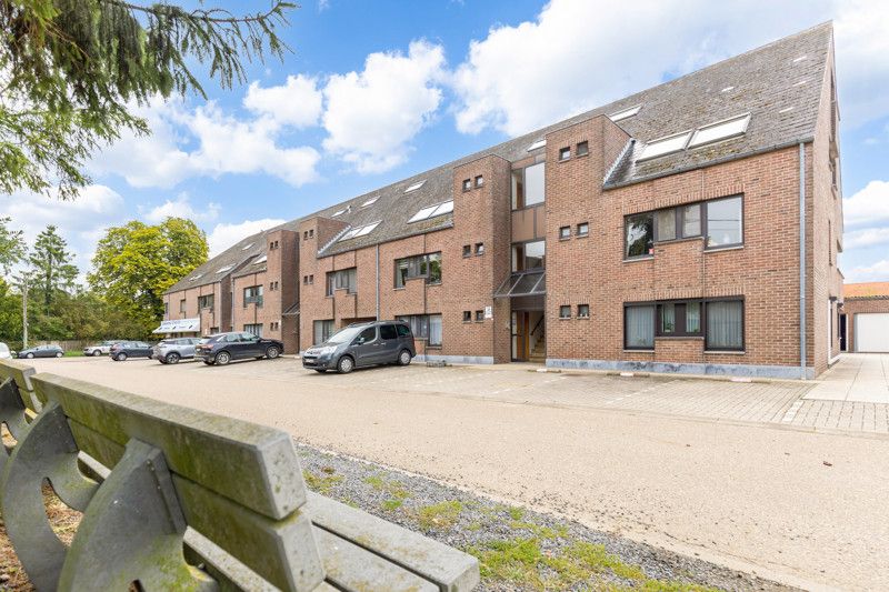 Gelijkvloers appartement met 2 slpkms, autostaanplaats en private berging foto {{pictureIndex}}