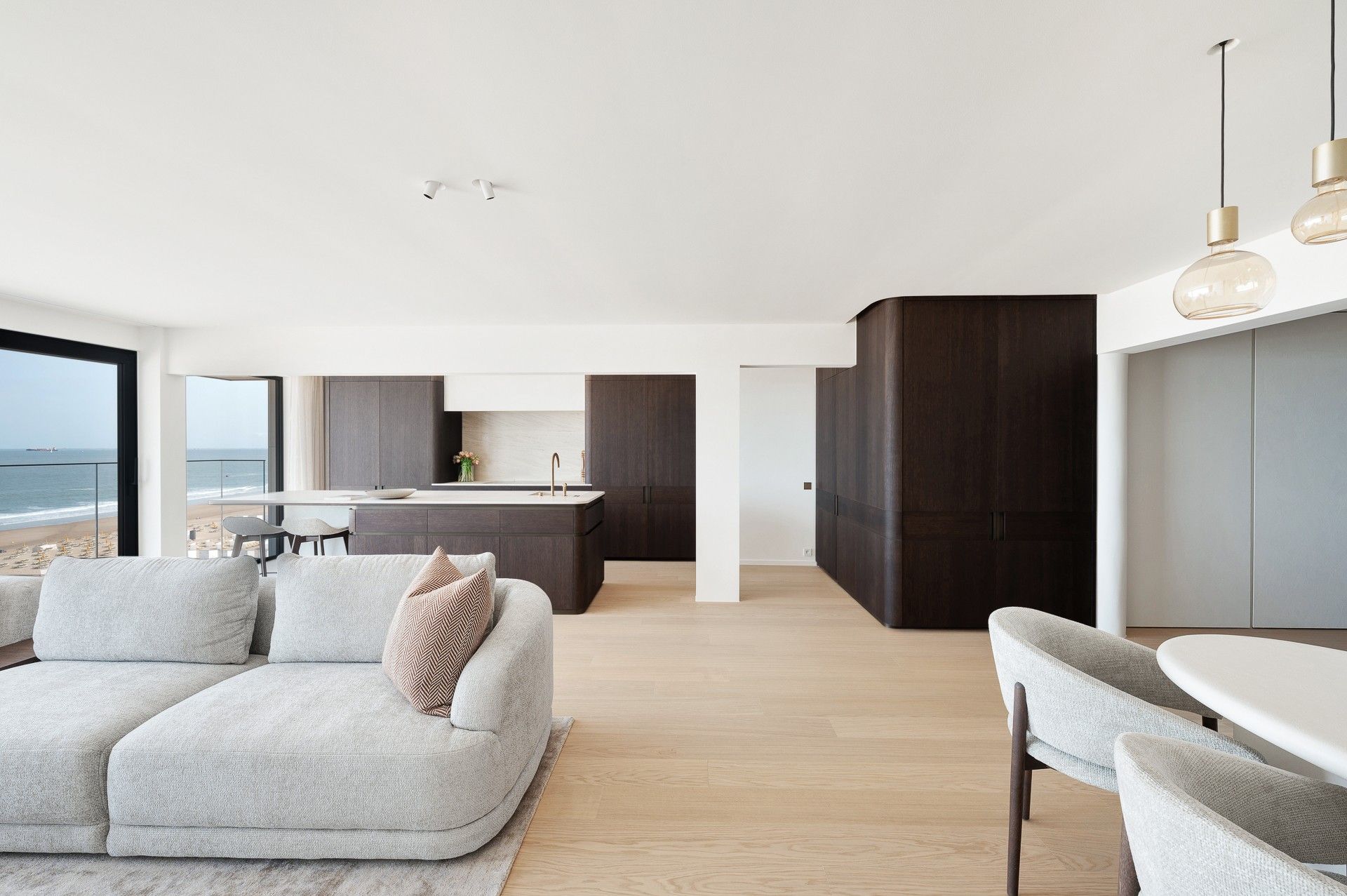 Exclusief en luxueus gerenoveerd appartement met frontaal zeezicht op topligging in Het Zoute foto 6