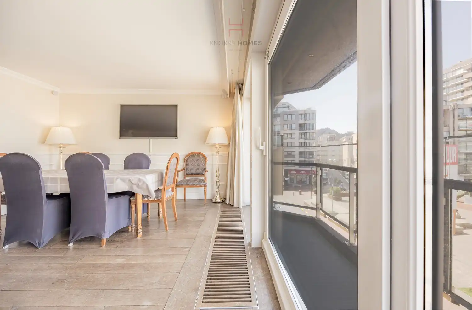 Gemeubeld appartement met frontaal zicht over het Van Bunnenplein en de zee. foto 10