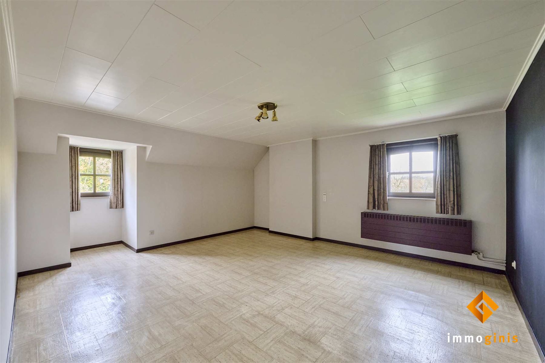 Zéér ruime woning met dubbele inpandige garage op mooi perceel van 7a33ca. foto 15