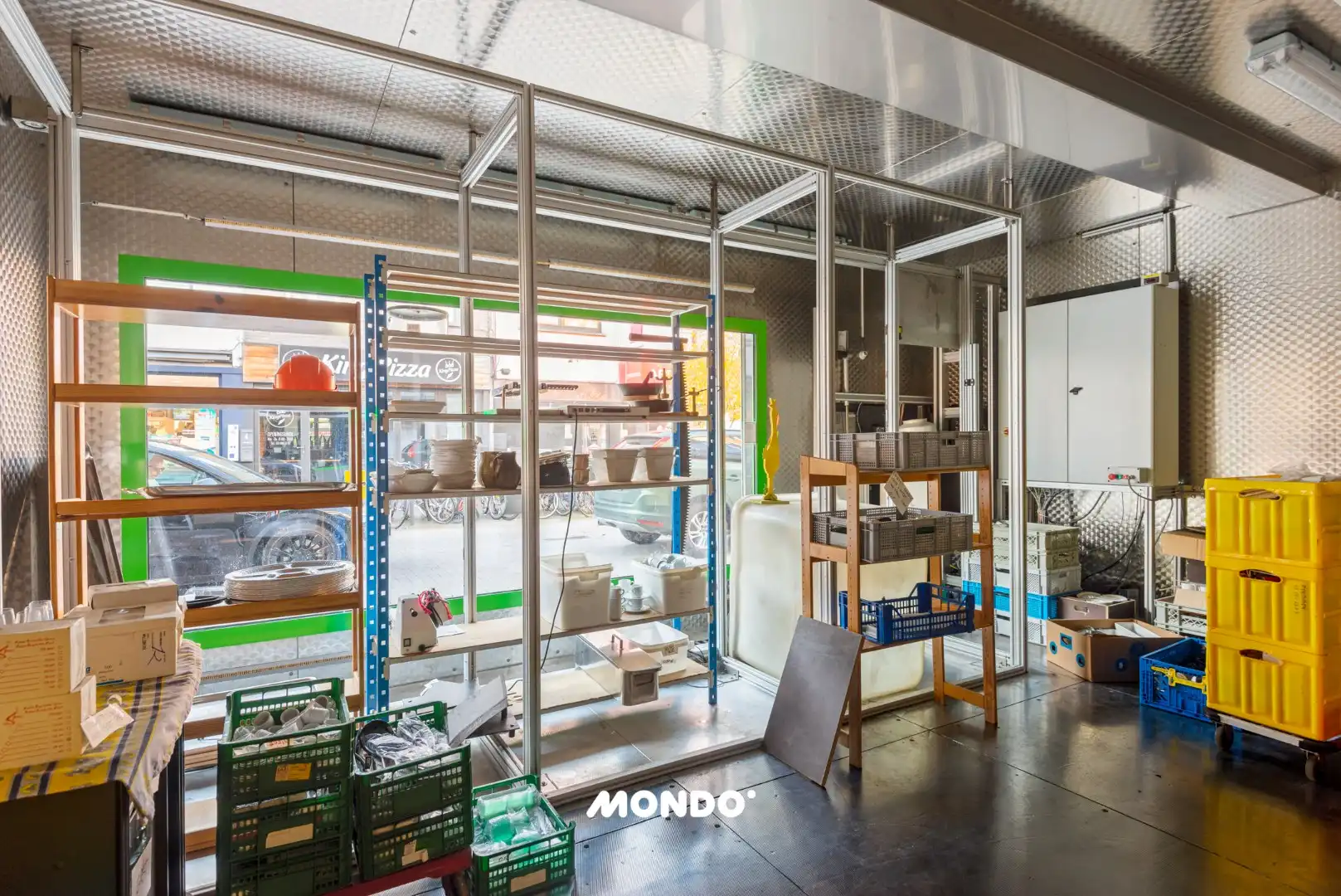 Veelzijdig handelspand met twee duplex appartementen in hartje Willebroek — uitstekende commerciële ligging. foto 3