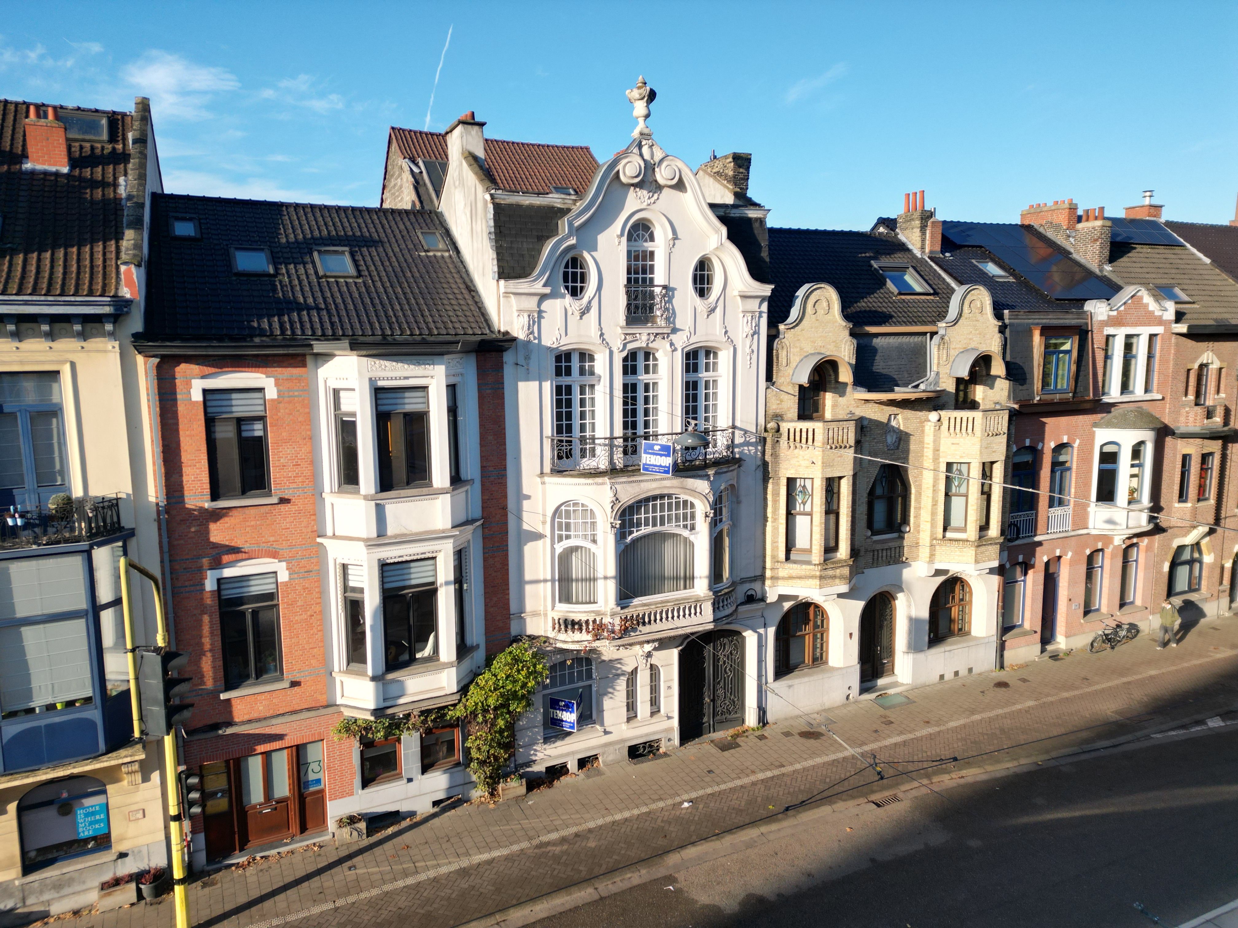 Hoofdfoto van de publicatie: Unieke herenwoning met tuin en garage in neorococostijl nabij Gent-Sint-Pieters