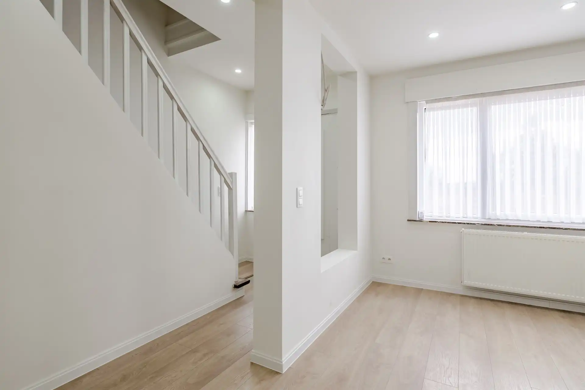 Deels gerenoveerde woning met drie slaapkamers te Erembodegem foto 3