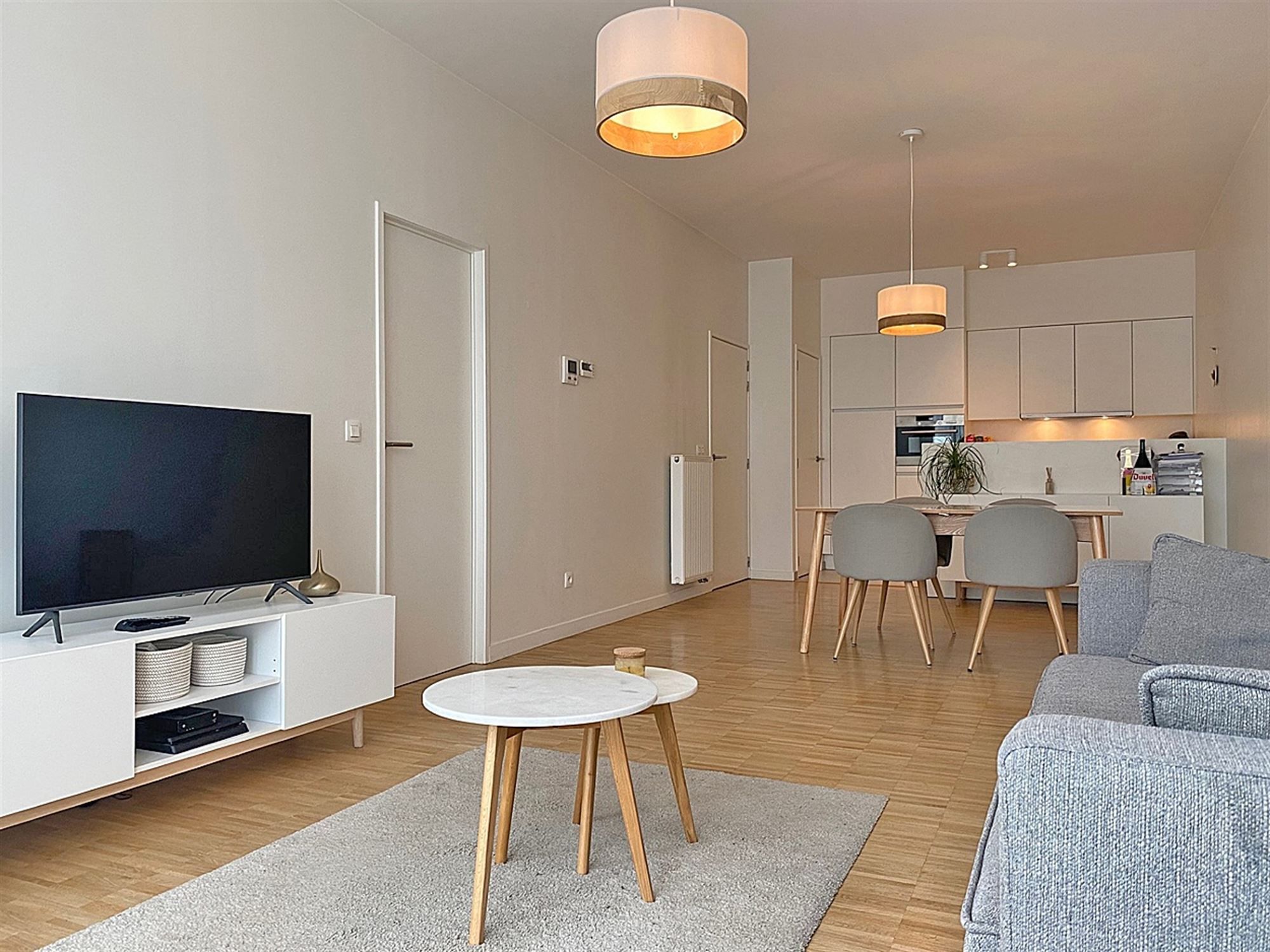 Aangenaam kwalitatief APPARTEMENT (gelijkvloers) met 1 slpk, 1 staanplaats en kelderberging foto {{pictureIndex}}