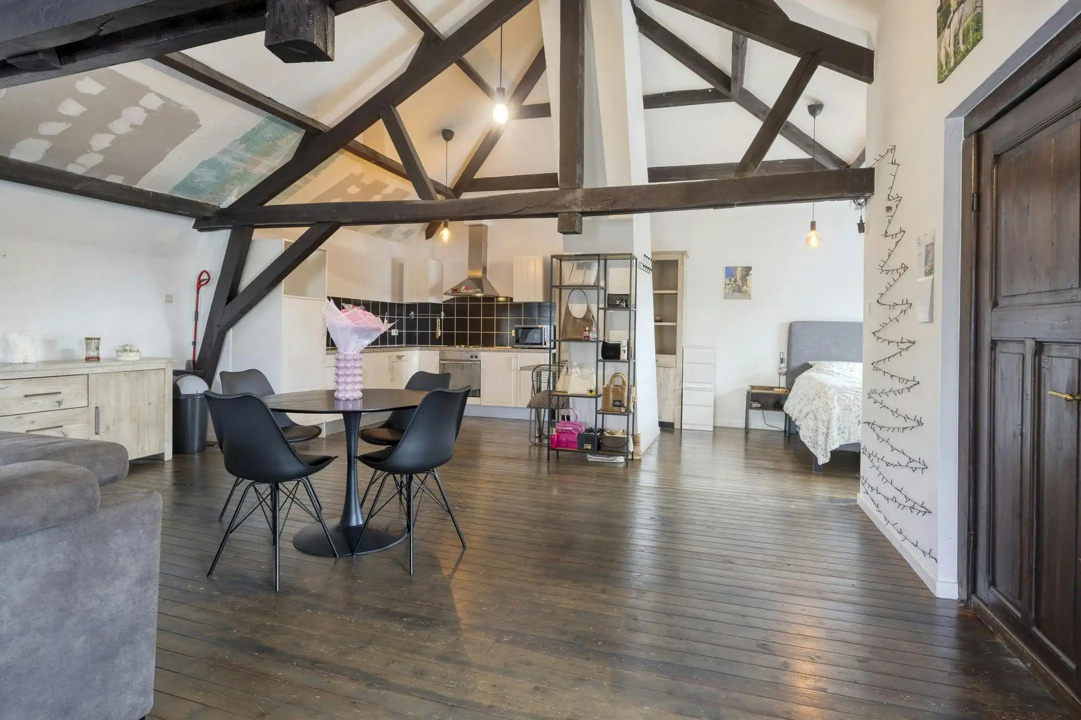 Ruime, charmante woning met loft te koop in Maaseik foto 17