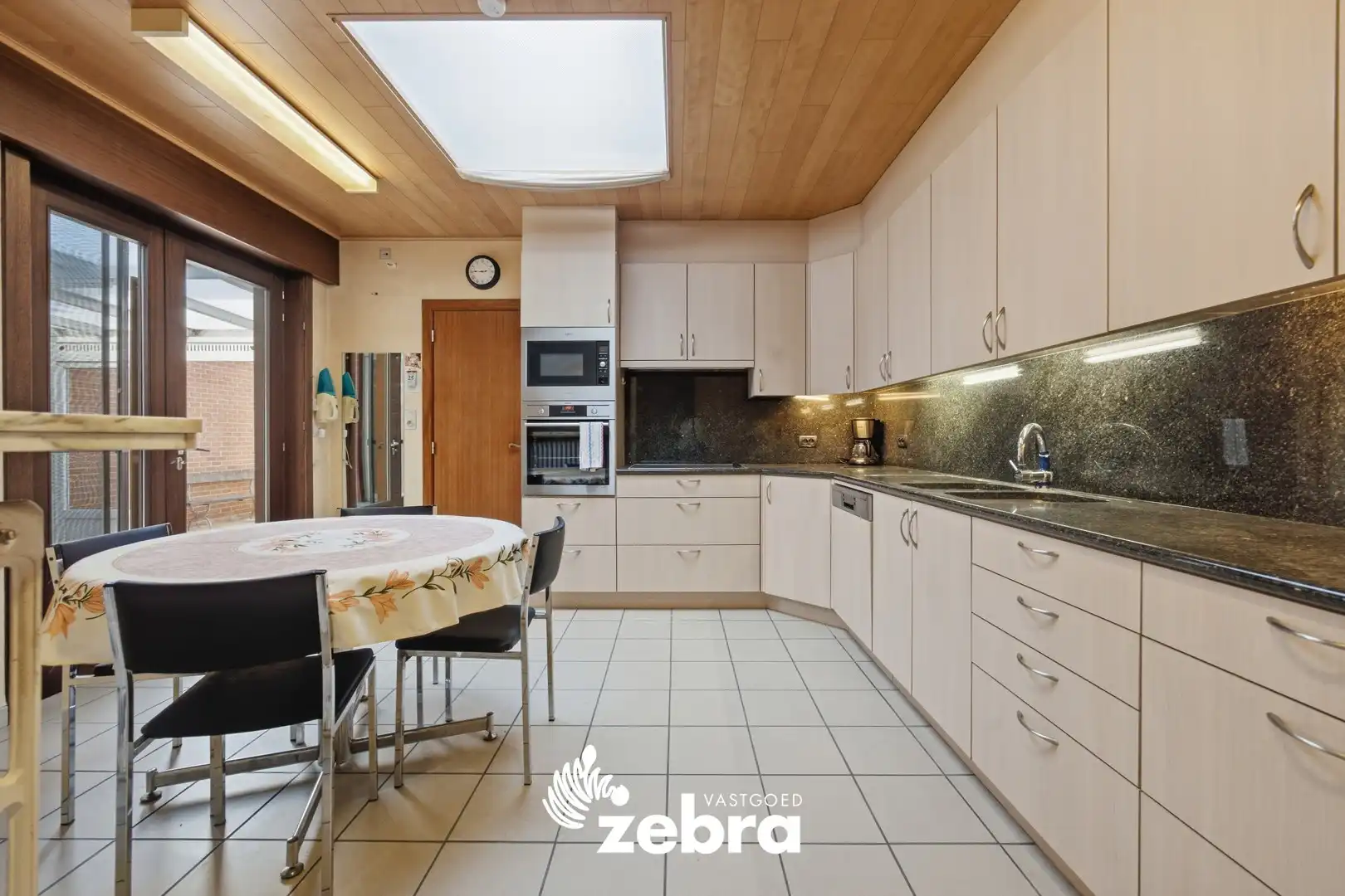 Ruime woning met 4 slaapkamers op een perceel van 601 m² te Meulebeke! foto 6
