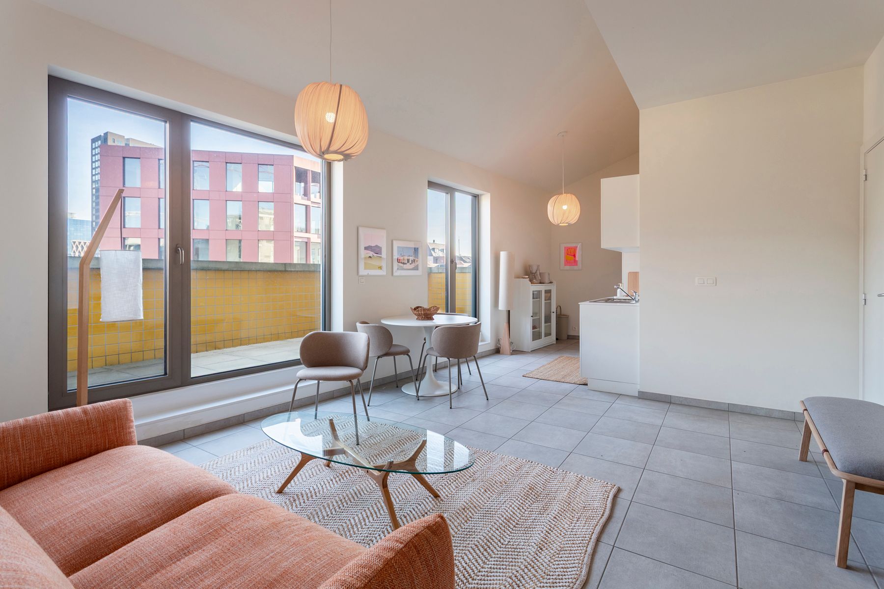 Stijlvol gemeubeld appartement met terras in de Cadixwijk foto {{pictureIndex}}