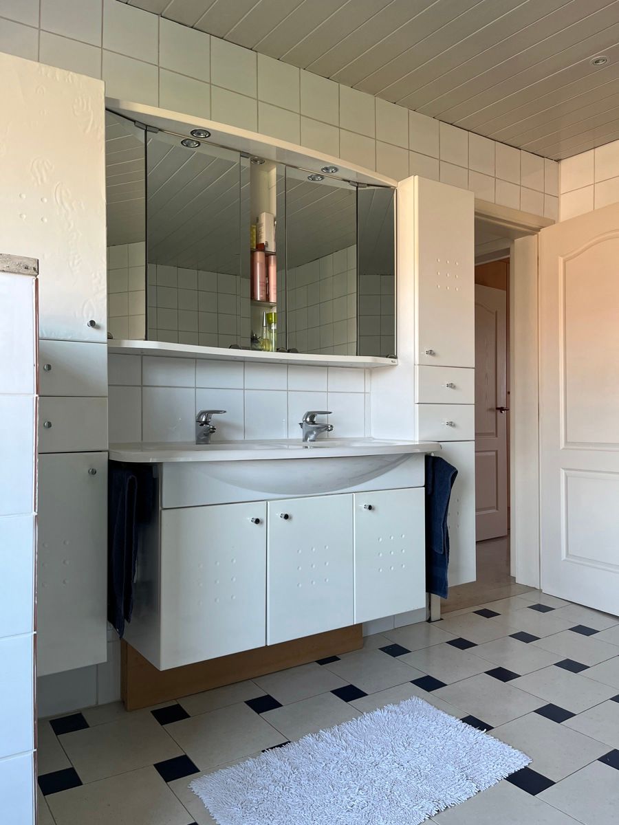 grote woning met mooie tuin foto 17