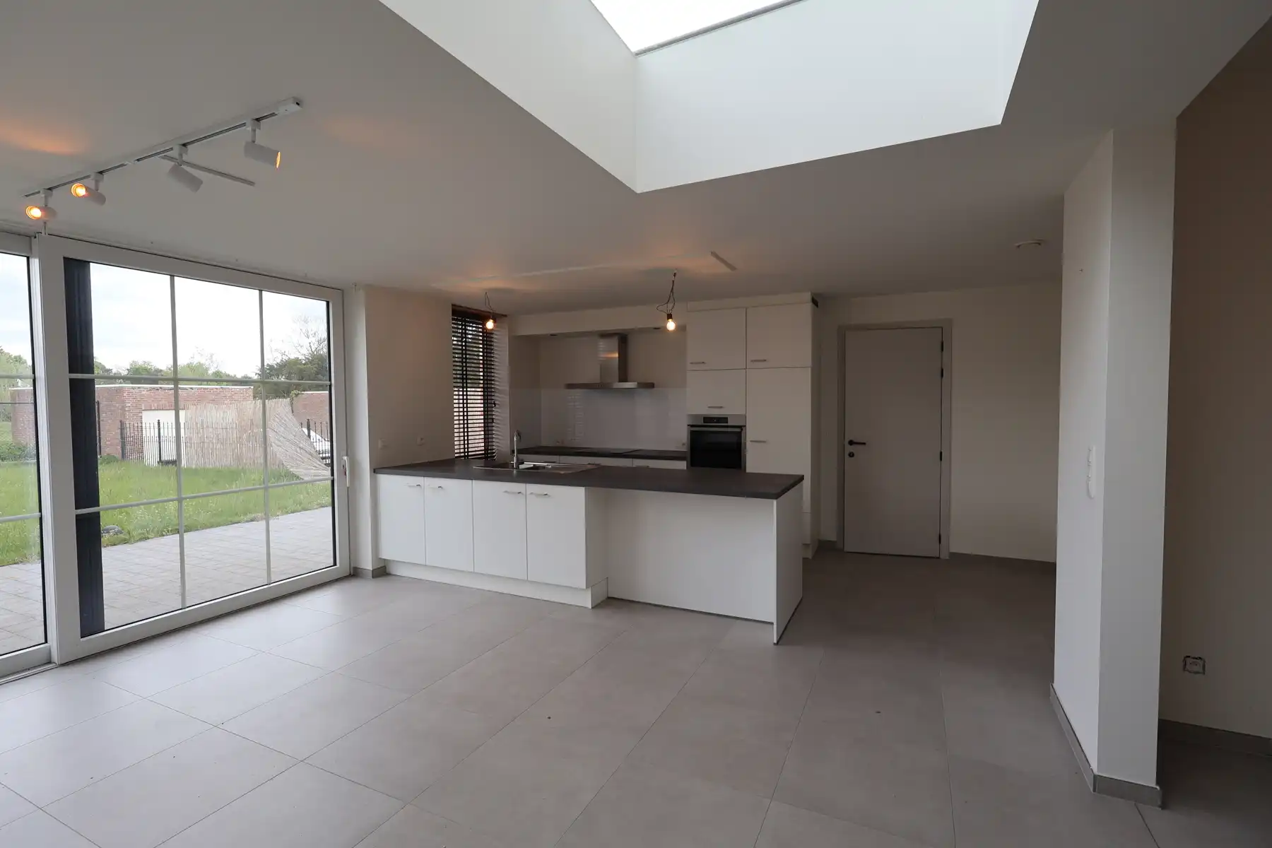 Een ruime nieuwbouwwoning met 3 slaapkamers, terras, tuin en garage.  foto 4