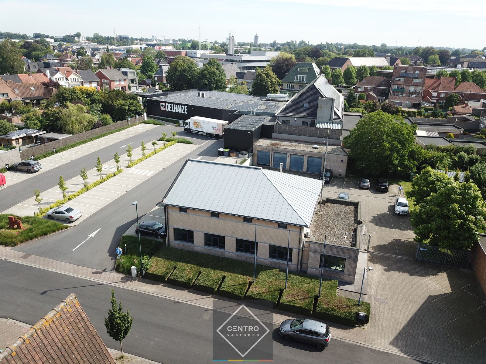 POLYVALENT (kantoor, praktijk, handel) PAND (240m² + 180m²) met 30-tal gemeenschappelijke parkeerplaatsen rondom het gebouw naast de oprit van DELHAIZE te Torhout (veel passanten = gratis publiciteit)! foto 17