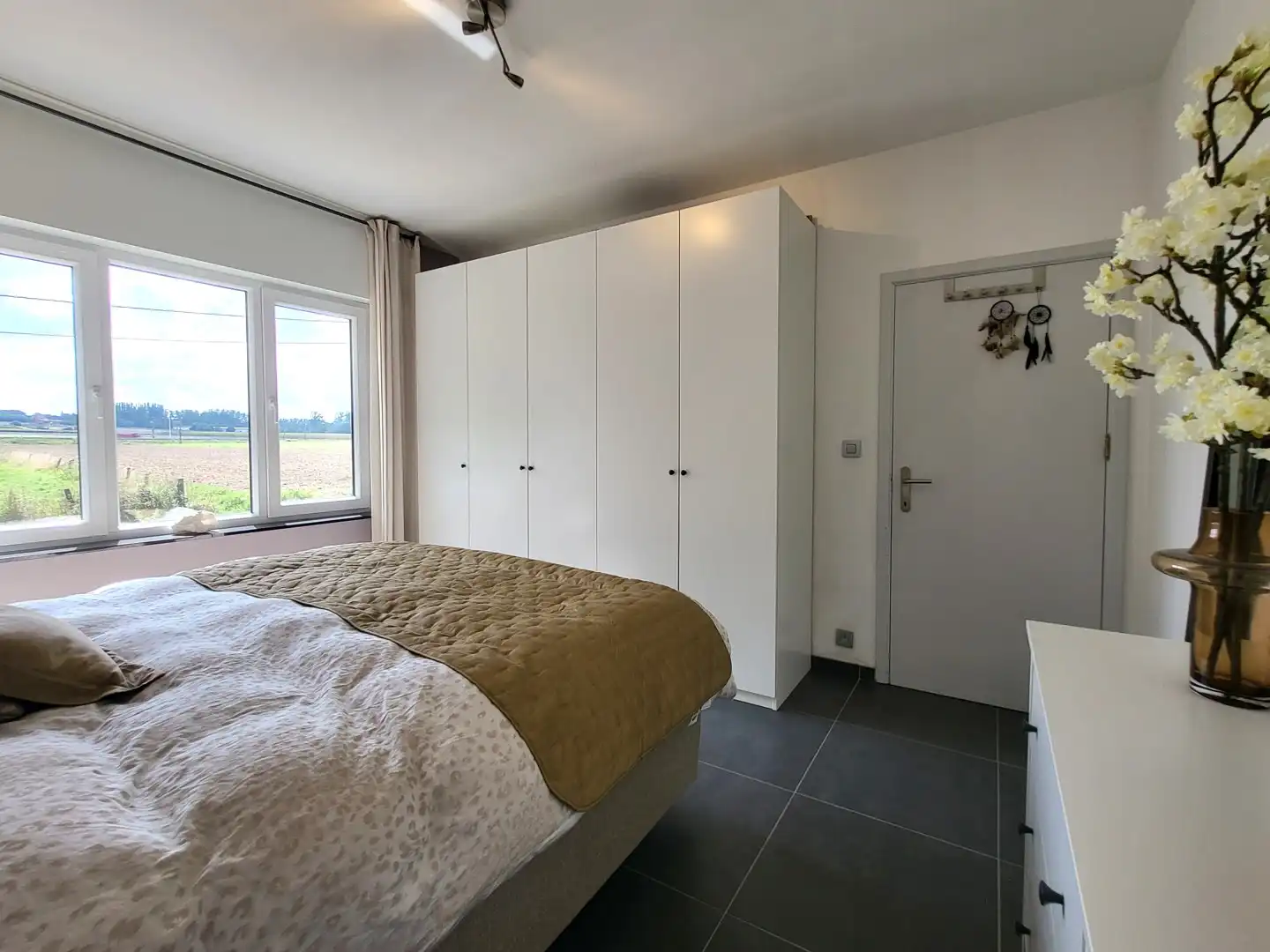 In een landelijke omgeving bevindt zich deze grondig gerenoveerde woning op een mooi perceel van 1.102 m². foto 22