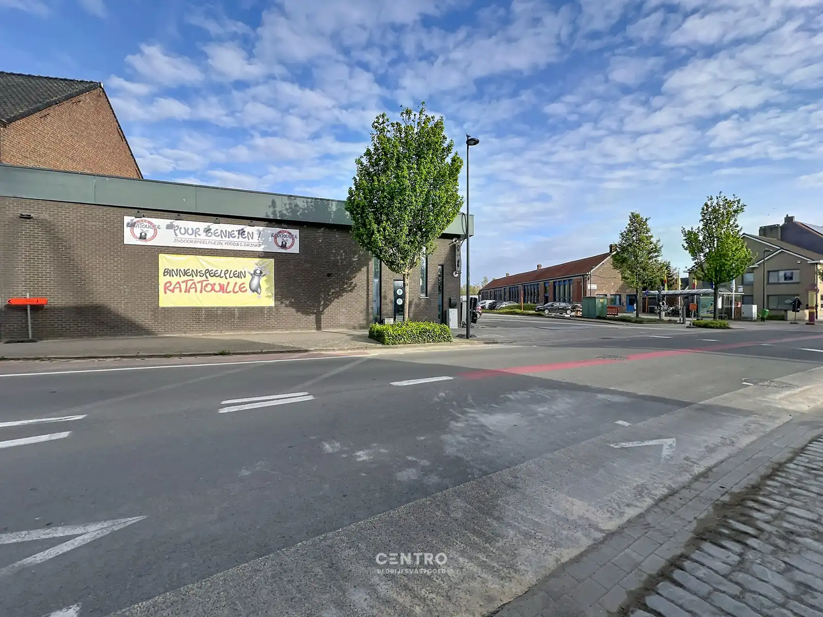 Multifunctioneel bedrijfspand (binnenrecreatie, toonzaal, winkel, opslag,...) van 782m² met 40 parkeerplaatsen op eigen terrein te Bavikhove (Harelbeke). foto 8