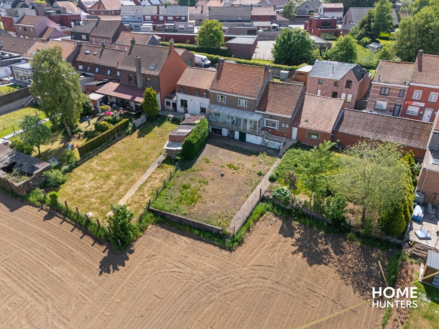 Karaktervolle woning met 6 garages en panoramisch zicht op groen landschap foto 4