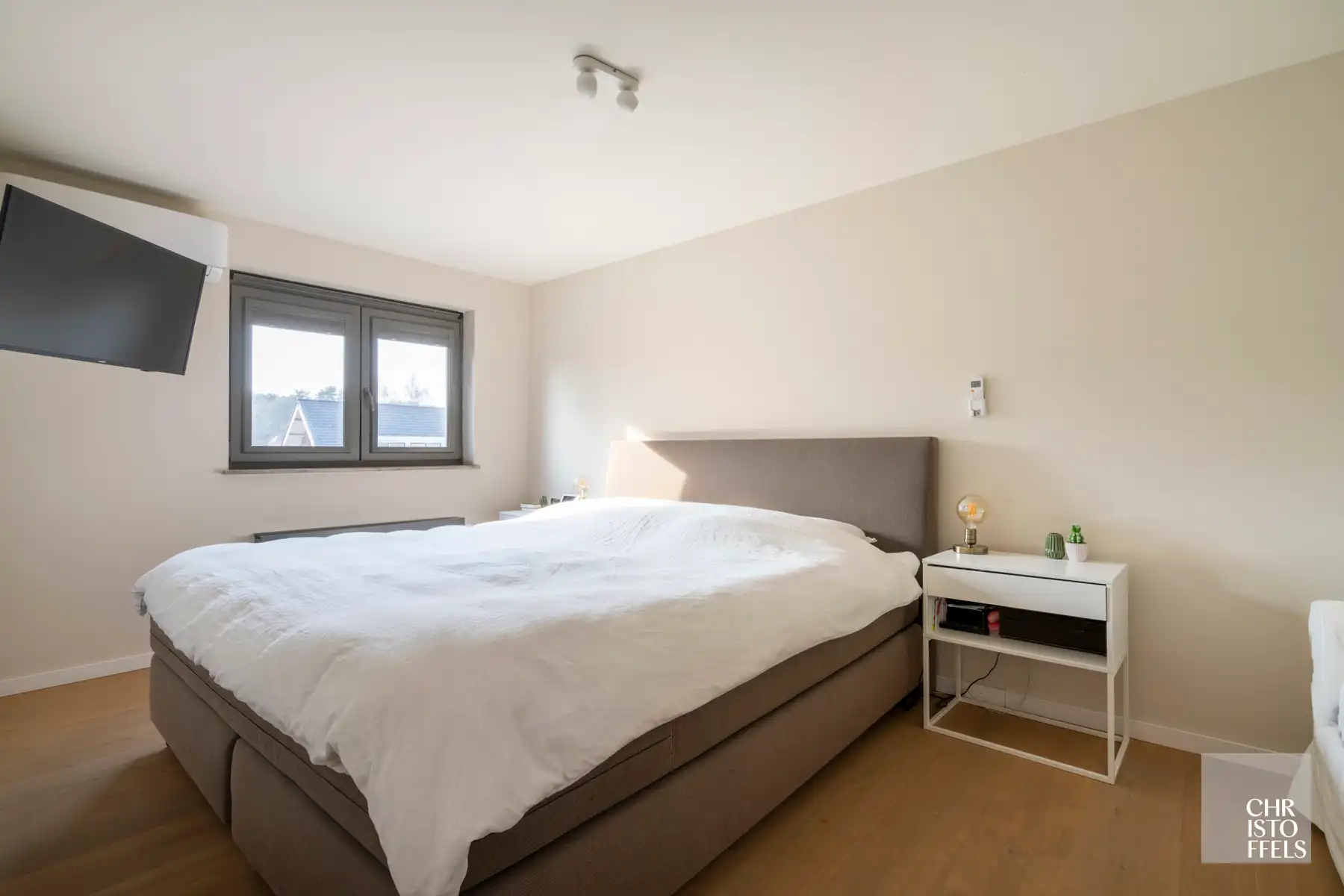 Ruime halfopen woning (203m²) op perceel van 840m² foto 6