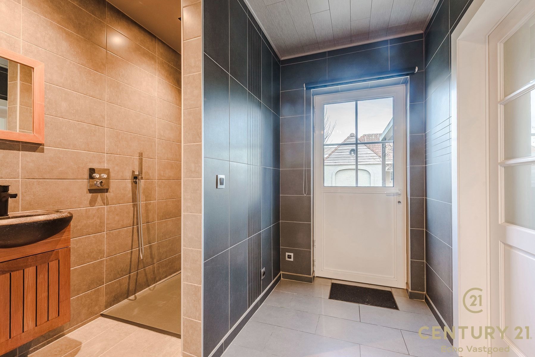 Stijlvolle vrijstaande woning met zwembad, poolhouse en tuin foto 12