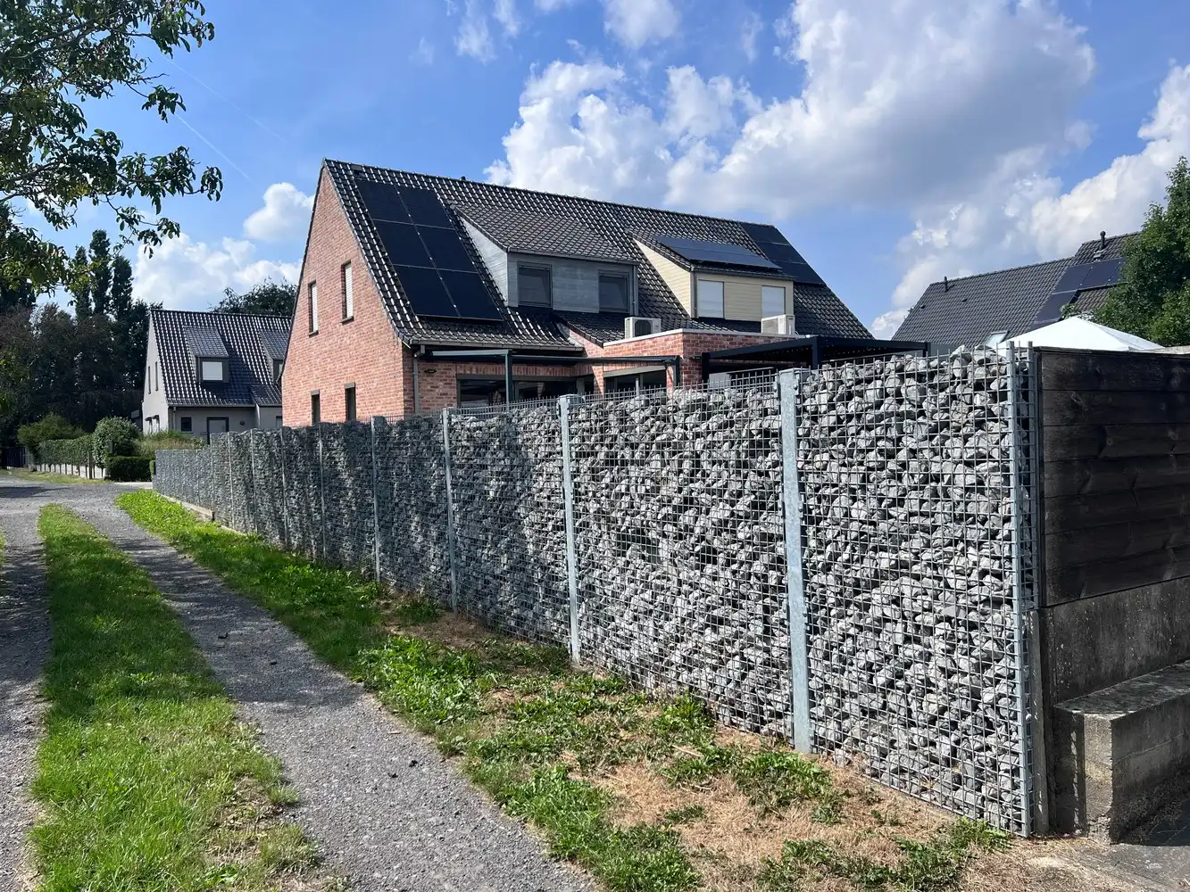 Rustig gelegen instapklare woning met 3 slaapkamers en 2 garages. foto 11