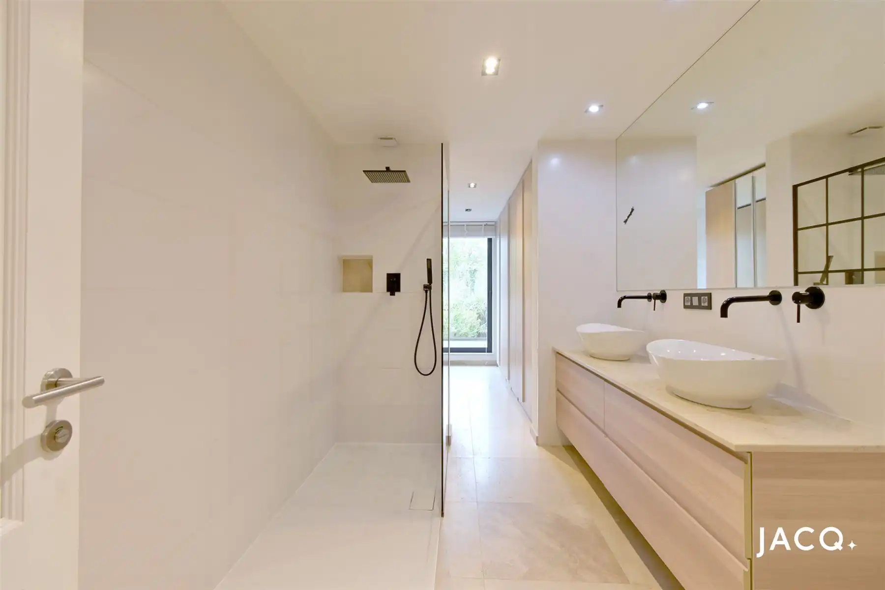 Karaktervolle, volledig gerenoveerde woning te Deurne ! foto 12